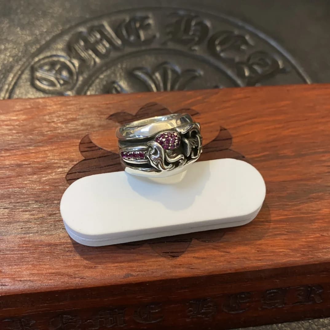 Кольцо Chrome Hearts Dagger Heart на деревянной подставке, общий вид