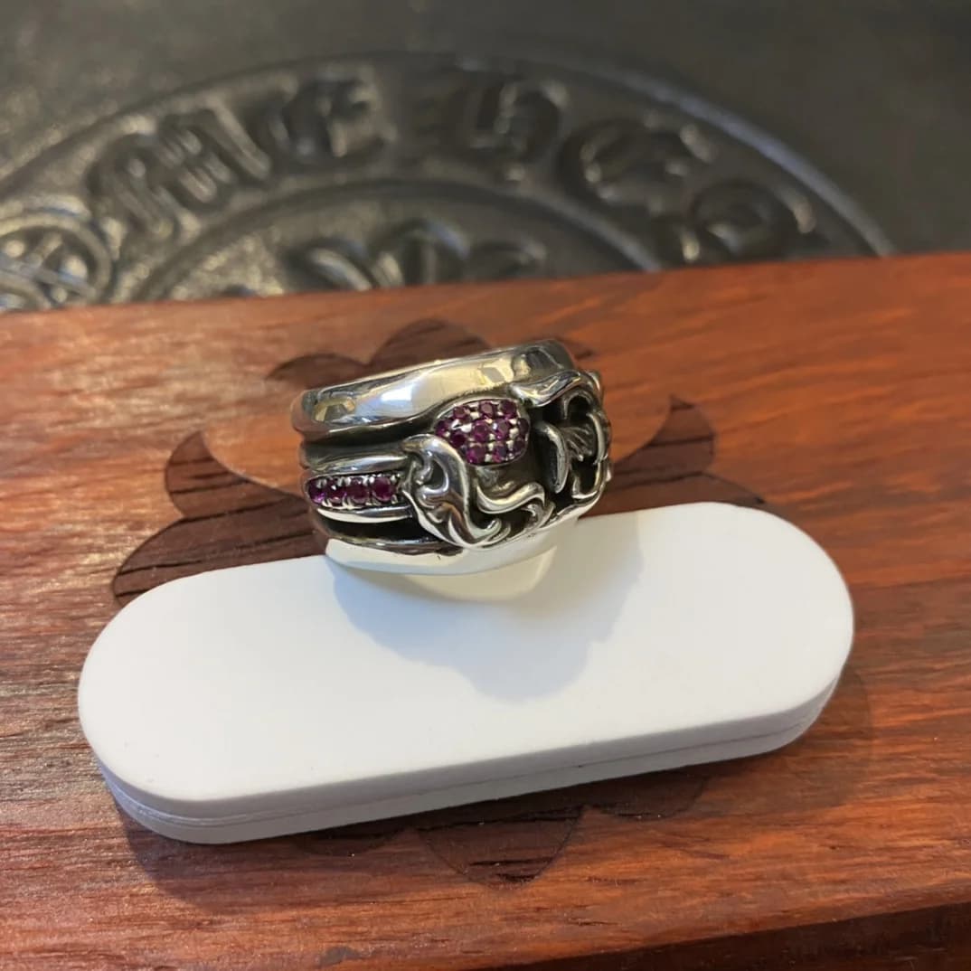 Фронтальный ракурс кольца Chrome Hearts Dagger Heart крупным планом