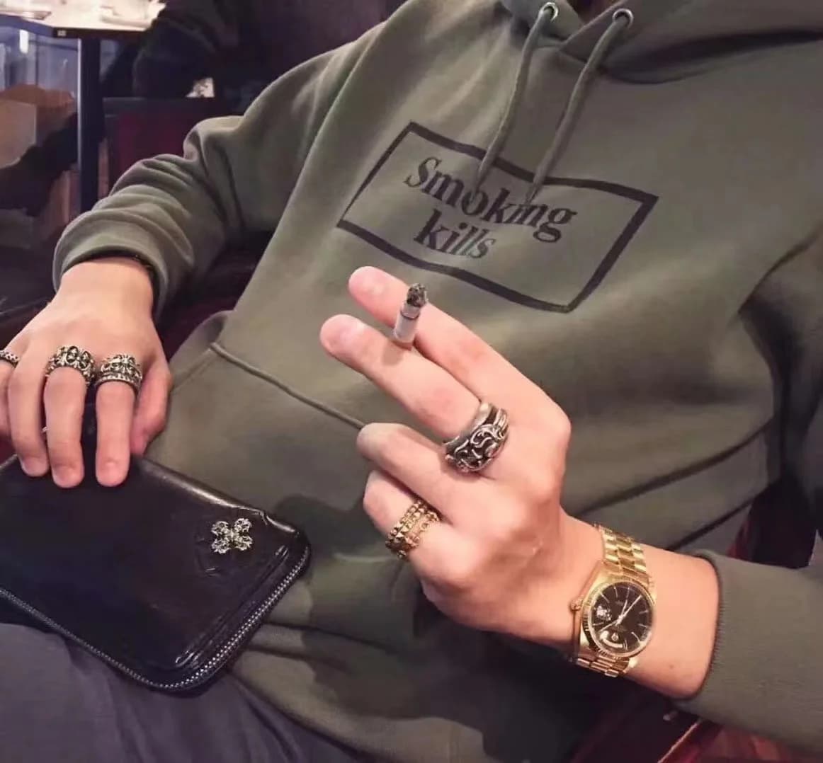 Серебряное кольцо Chrome Hearts Dagger Heart на руке в стильном образе