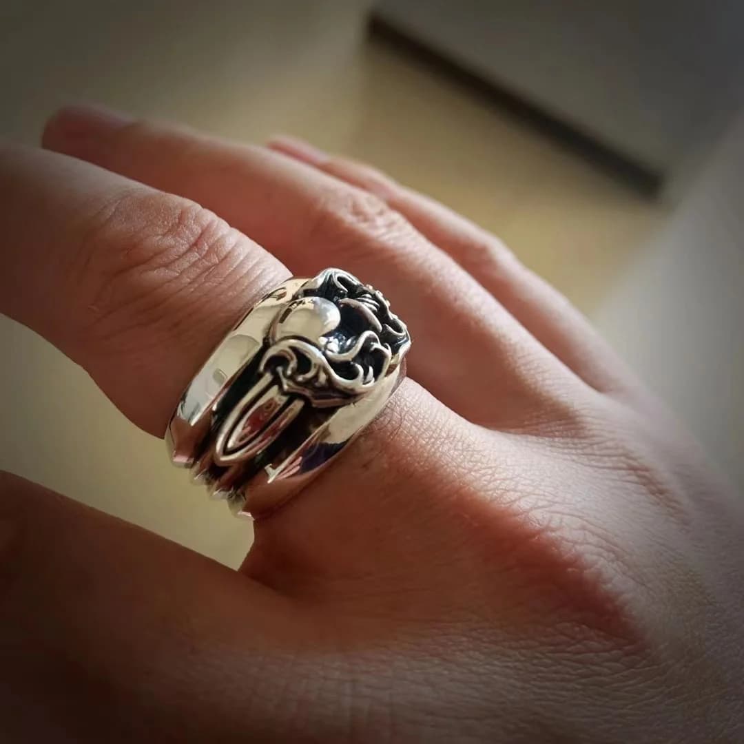 Серебряное кольцо Chrome Hearts Dagger Heart на руке крупным планом
