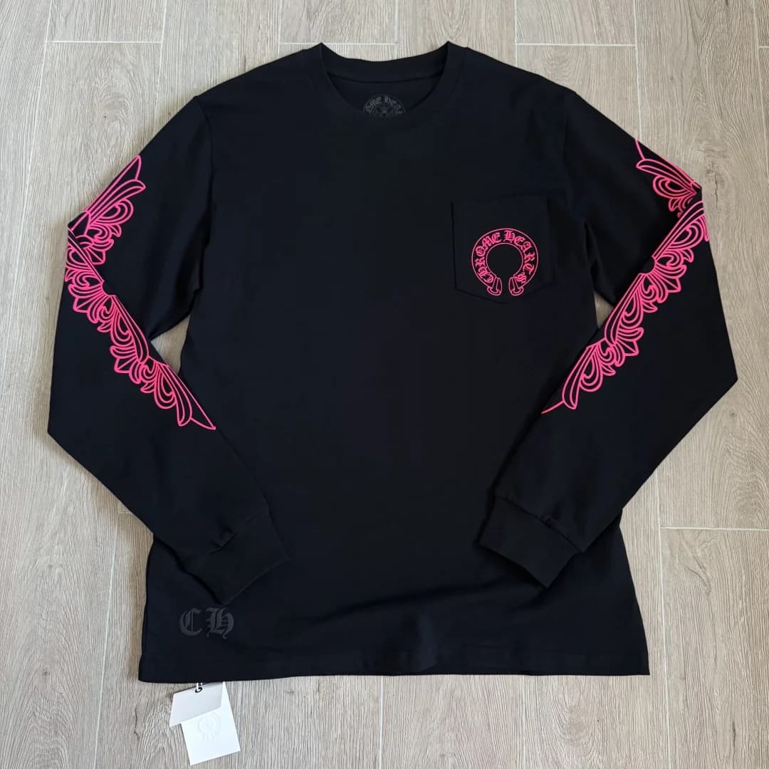 Черный лонгслив Chrome Hearts с розовым принтом, вид спереди