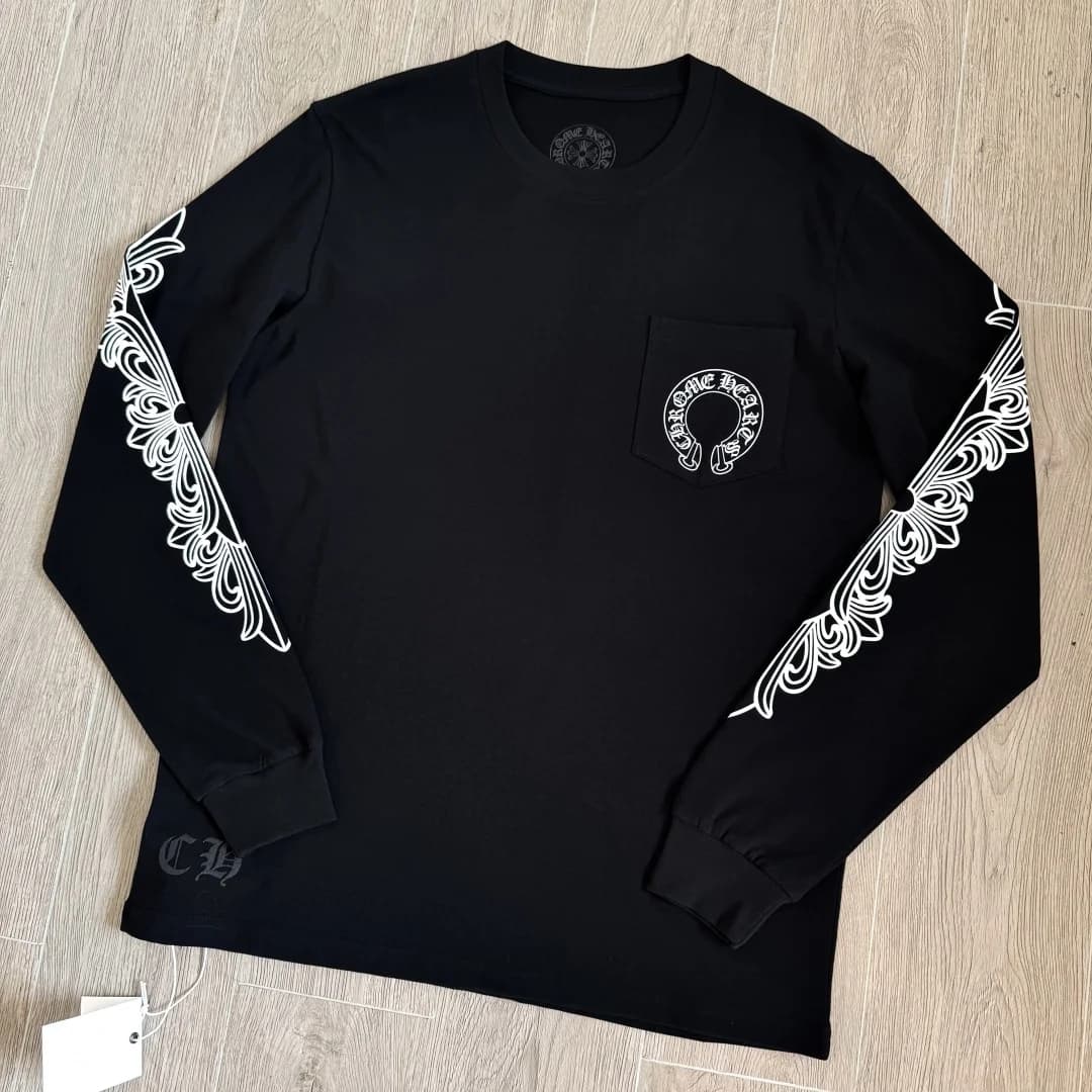 Черный лонгслив Chrome Hearts с принтом, вид спереди под углом