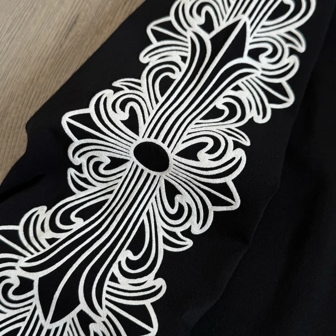 Крупный план принта на рукаве лонгслива Chrome Hearts