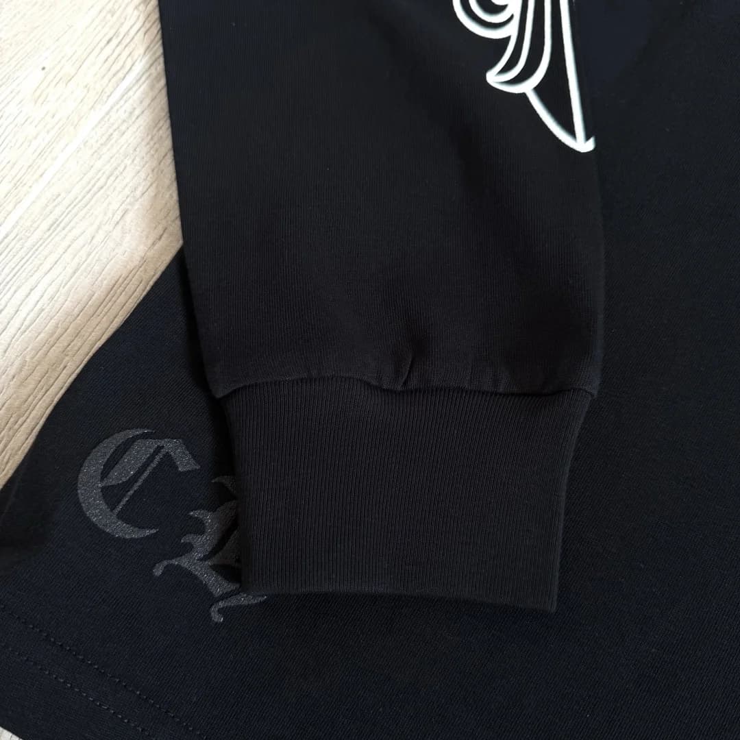 Манжета и нижний край лонгслива Chrome Hearts с принтом CH