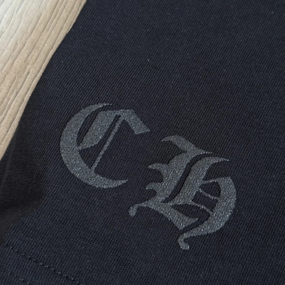 Принт CH на нижнем крае лонгслива Chrome Hearts