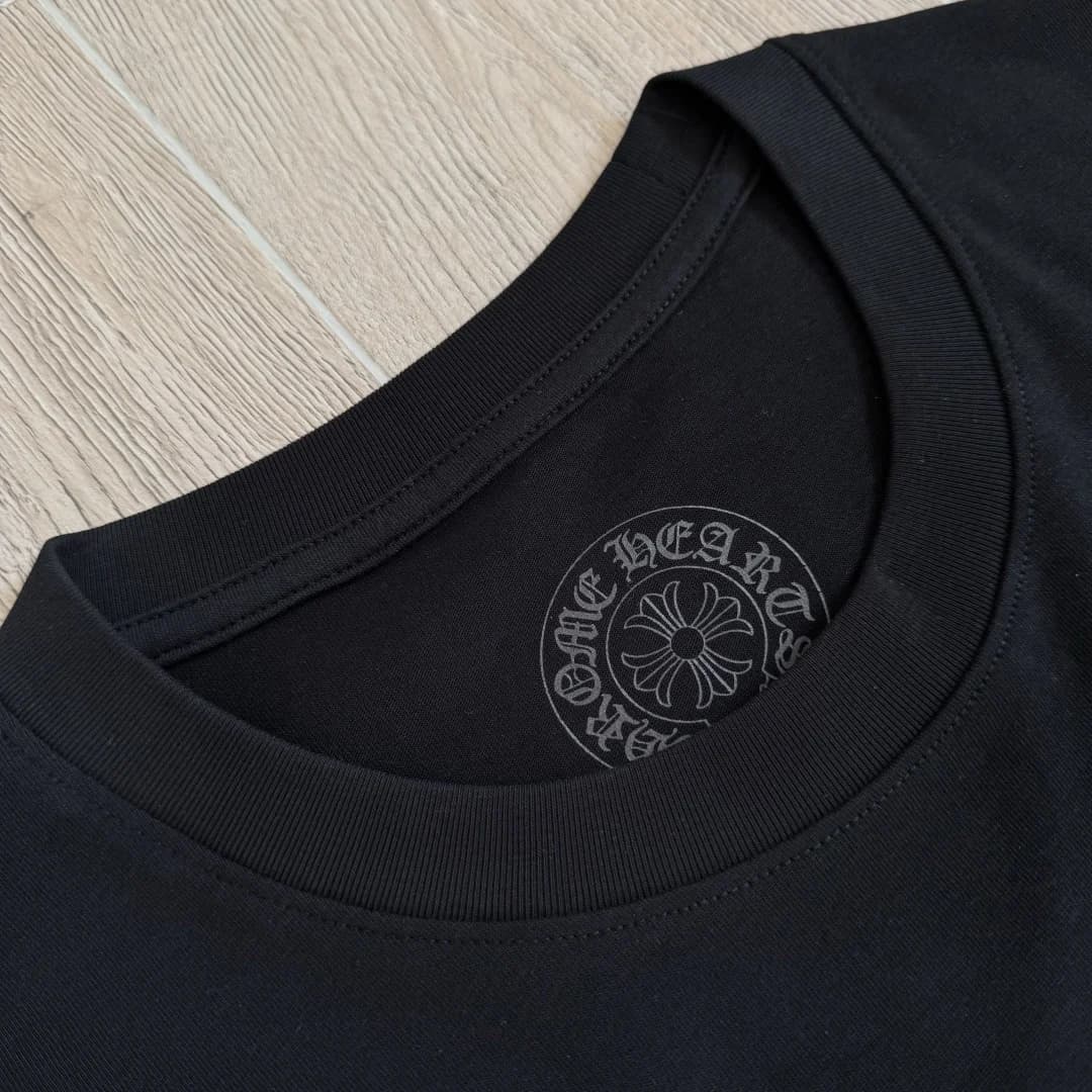 Круглый вырез горловины лонгслива Chrome Hearts с внутренним принтом
