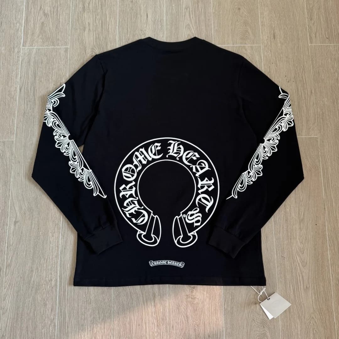 Черный лонгслив Chrome Hearts с принтом, вид со спины