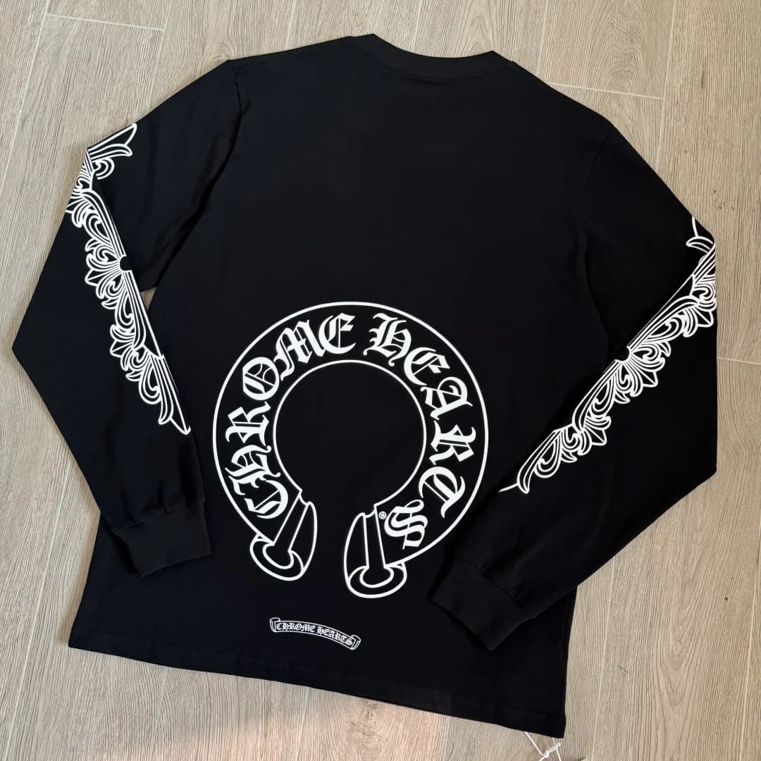 Черный лонгслив Chrome Hearts с принтом, вид со спины под углом
