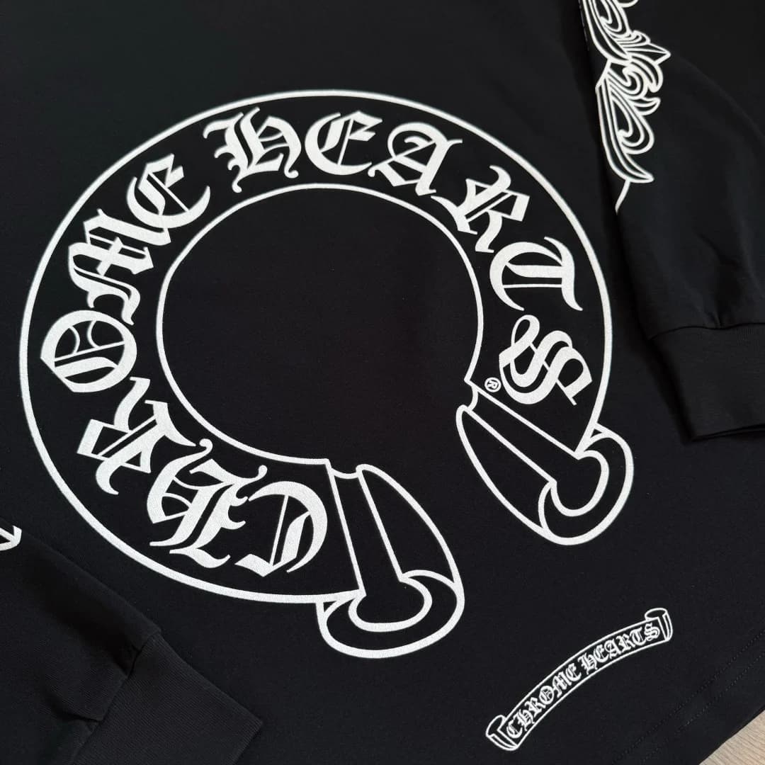 Принт в виде подковы на спине лонгслива Chrome Hearts