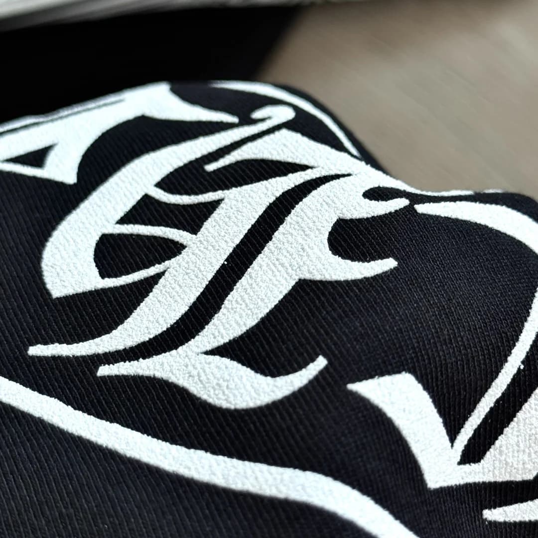 Текстура принта на лонгсливе Chrome Hearts
