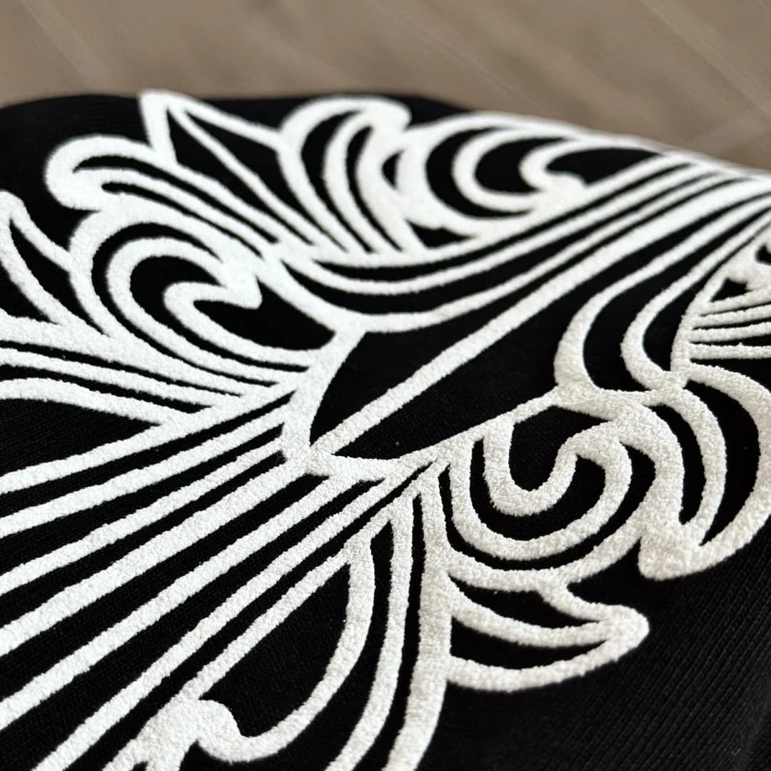 Готический принт на рукаве лонгслива Chrome Hearts, крупный план