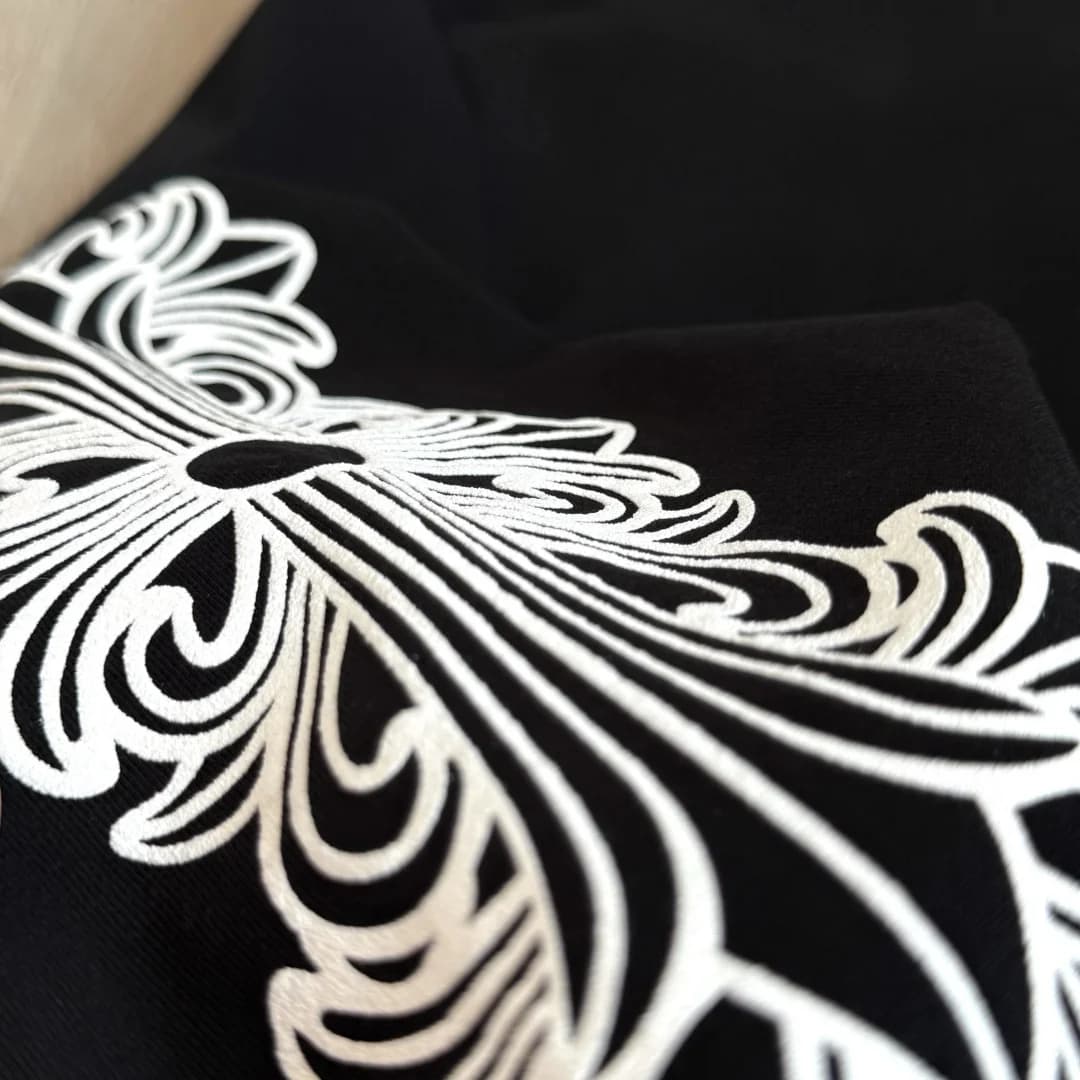 Деталь принта на рукаве лонгслива Chrome Hearts
