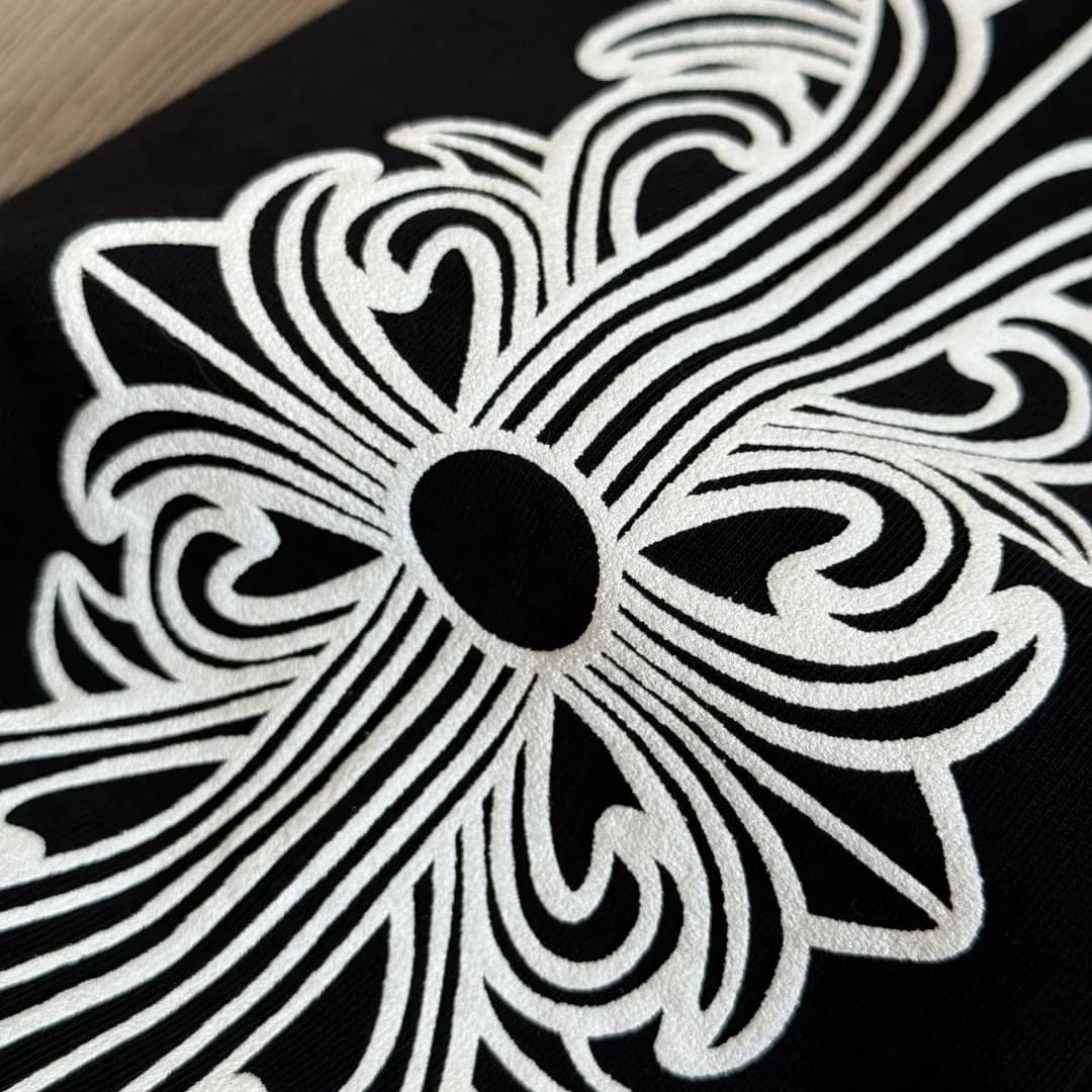 Узор на рукаве лонгслива Chrome Hearts