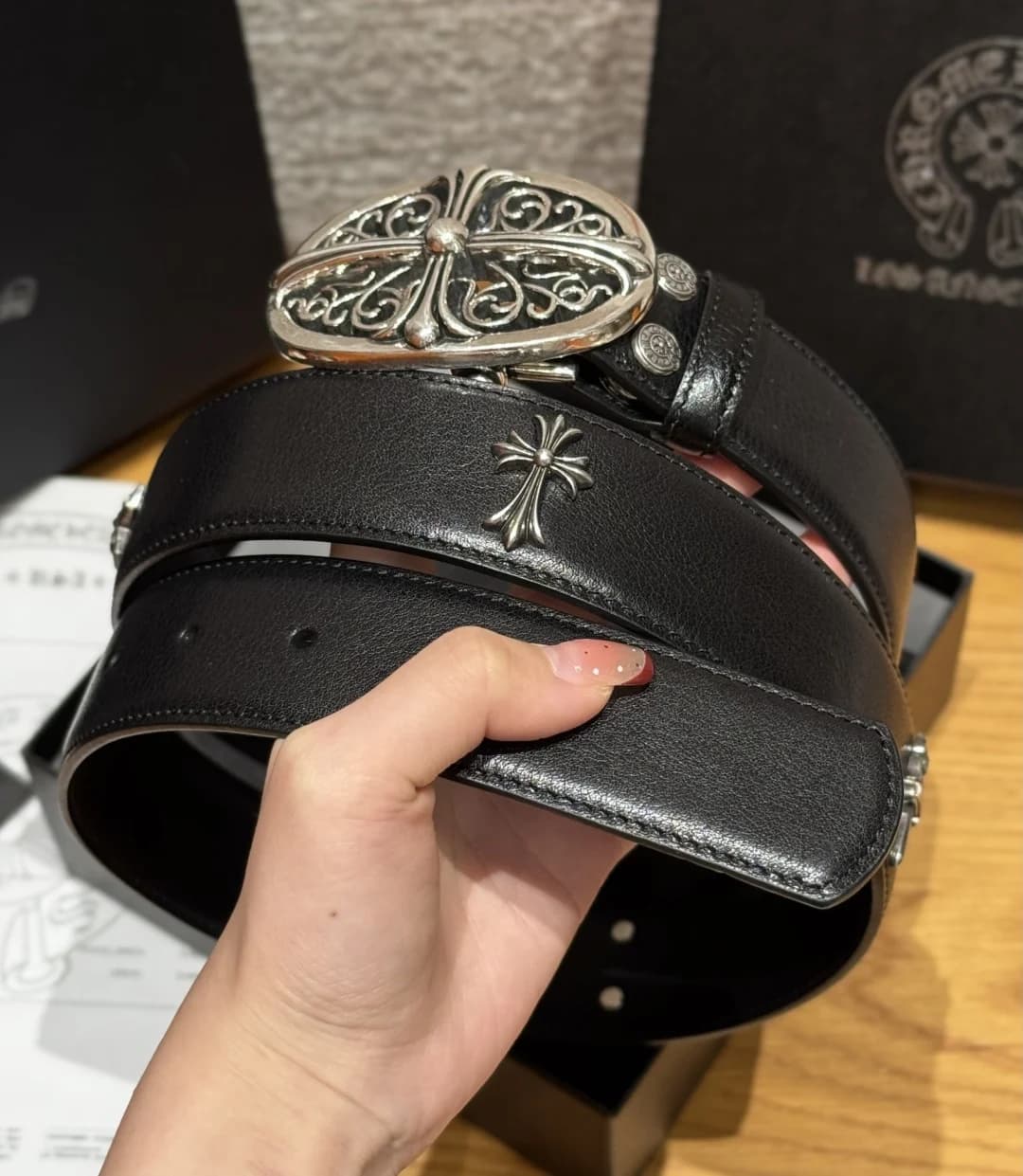 Сложенный ремень Chrome Hearts с металлической заклепкой в виде креста на полотне