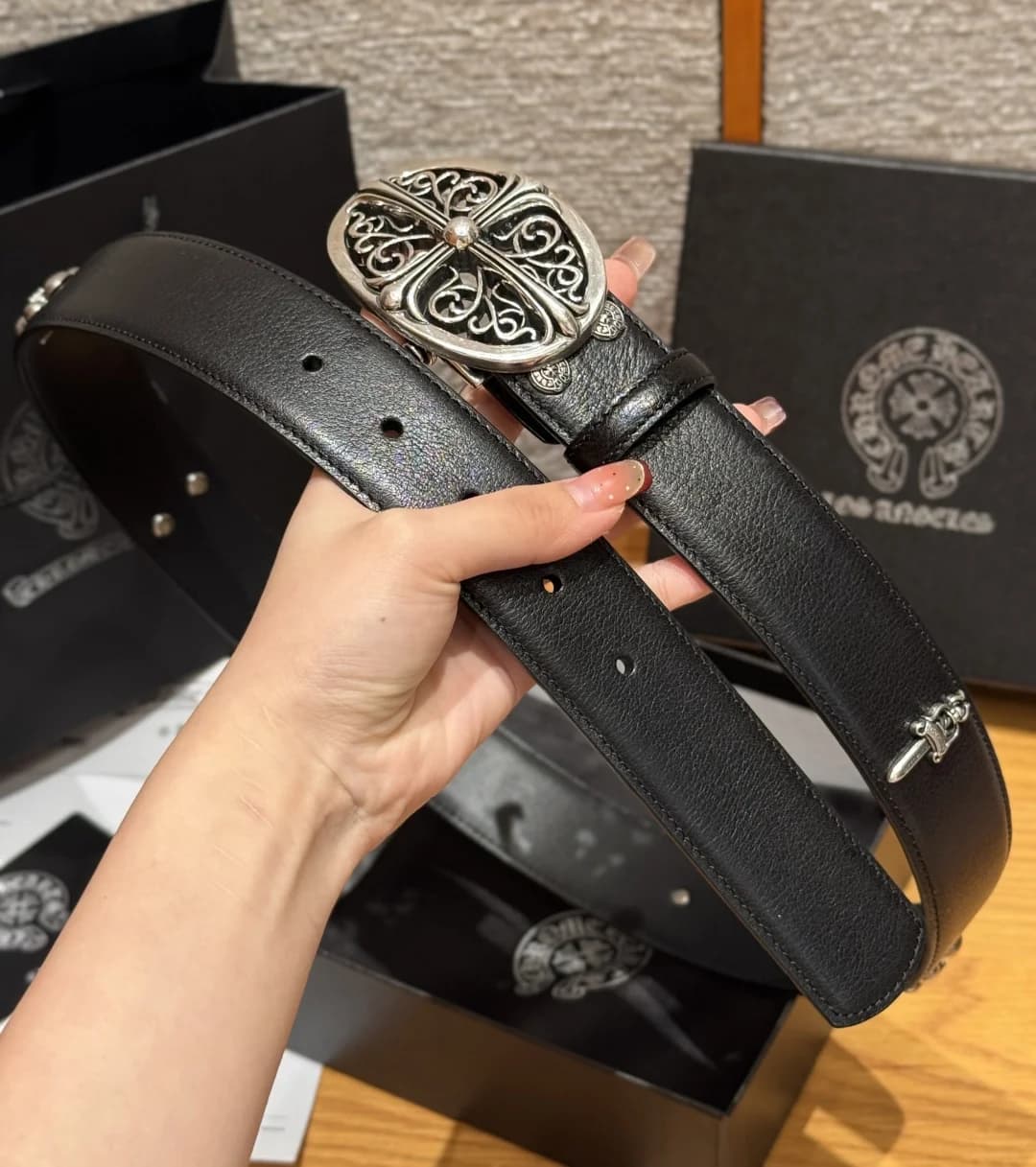 Кожаный ремень Chrome Hearts с овальной резной пряжкой на весу