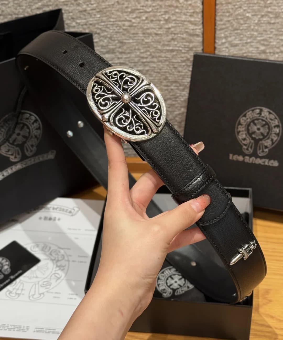 Вид полотна ремня Chrome Hearts с декоративным серебристым элементом