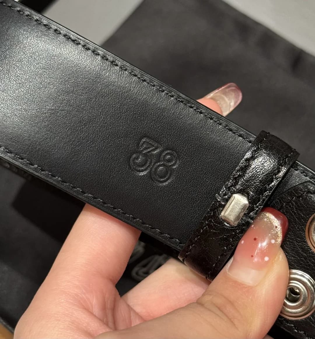 Тиснение размера 38 и заклепка на внутренней стороне ремня Chrome Hearts
