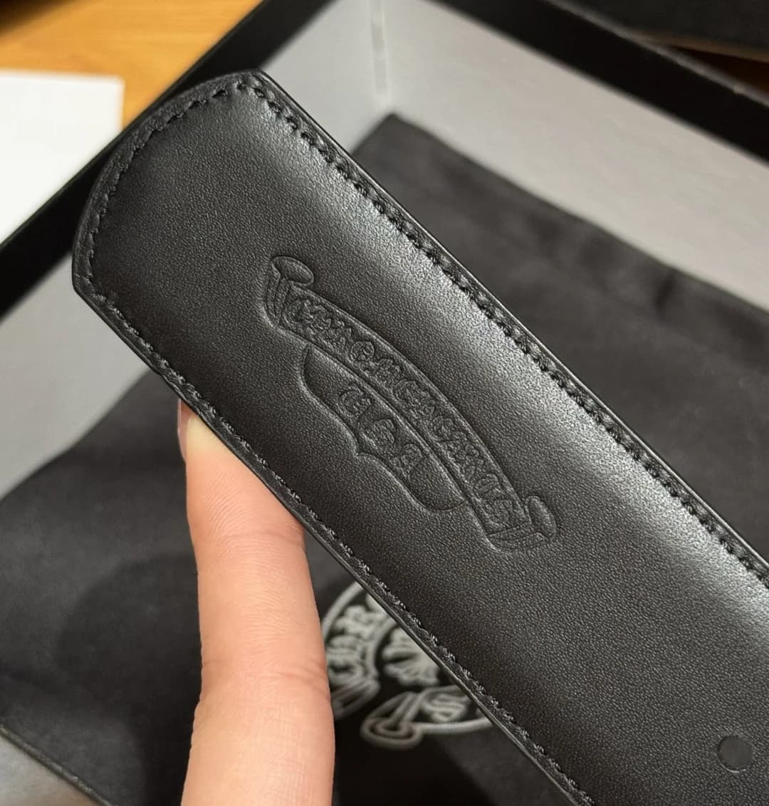 Фирменное тиснение логотипа Chrome Hearts на обратной стороне конца ремня