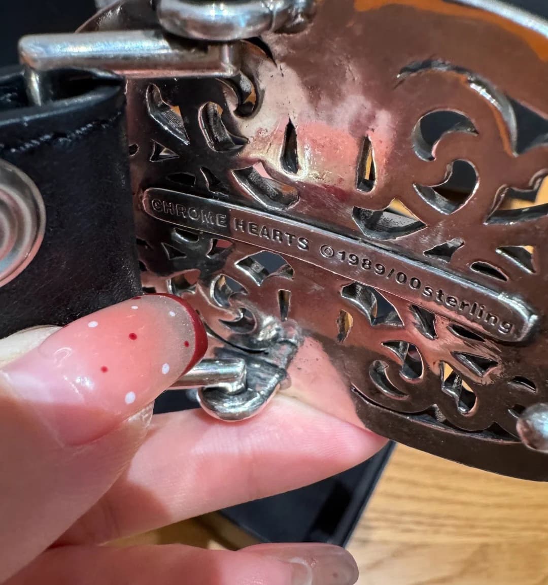 Гравировка бренда и пробы серебра на обратной стороне пряжки Chrome Hearts