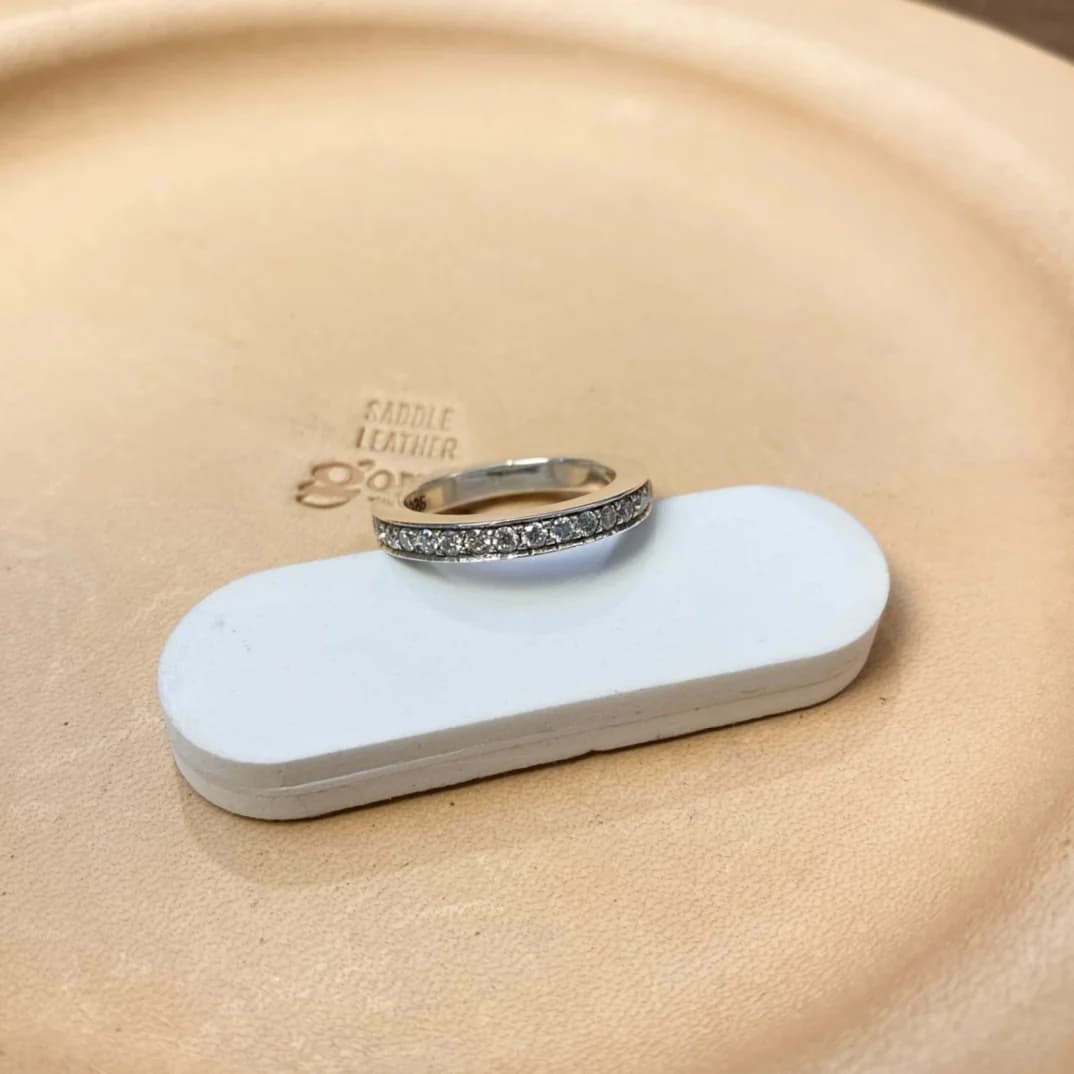 Серебряное кольцо Chrome Hearts Spacer 3 мм с дорожкой камней на подставке