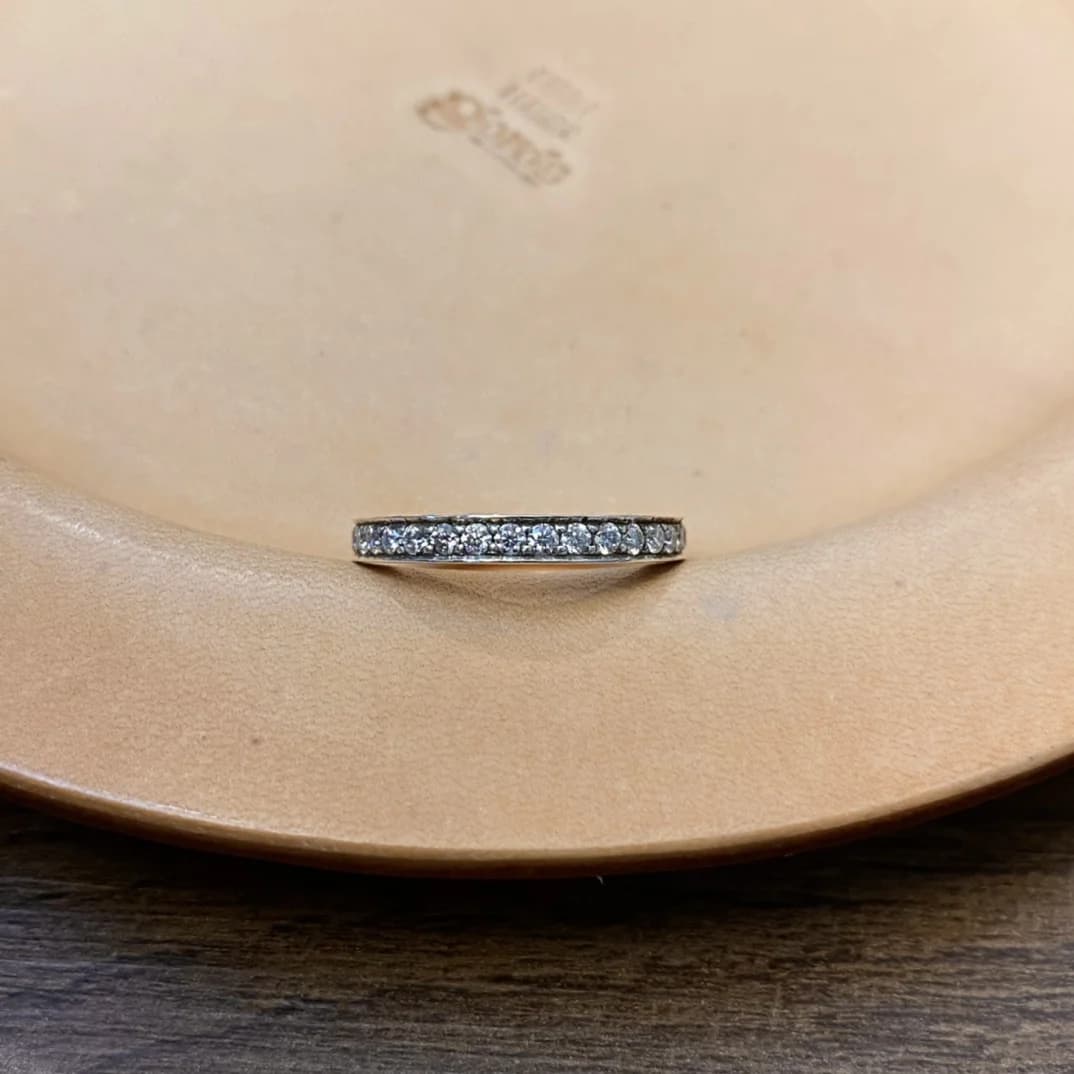 Кольцо Chrome Hearts из серебра 925 пробы с муассанитами, вид сбоку