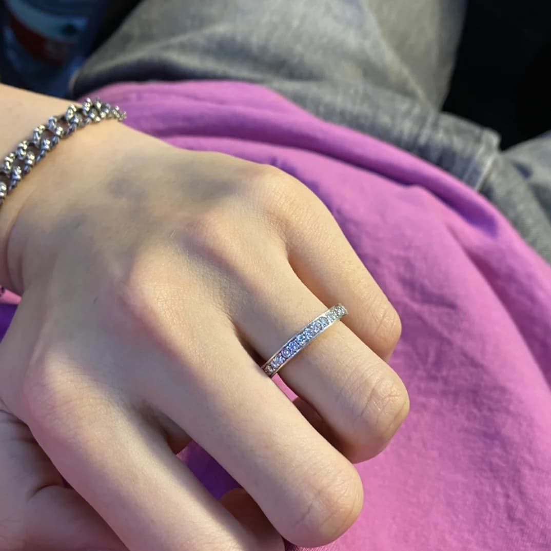 Серебряное кольцо Chrome Hearts Spacer на пальце в сочетании с браслетом