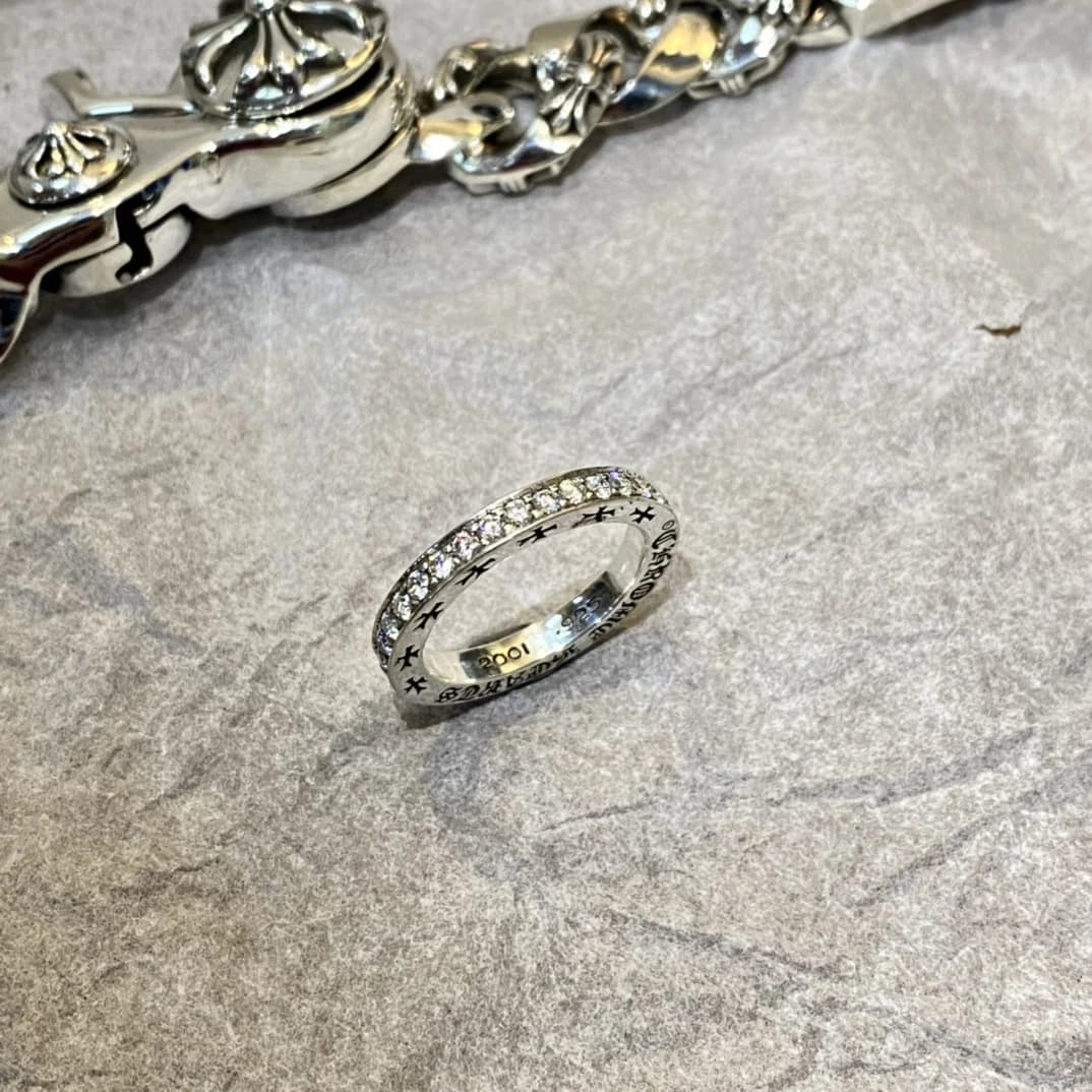 Серебряное кольцо Chrome Hearts с камнями на сером фоне
