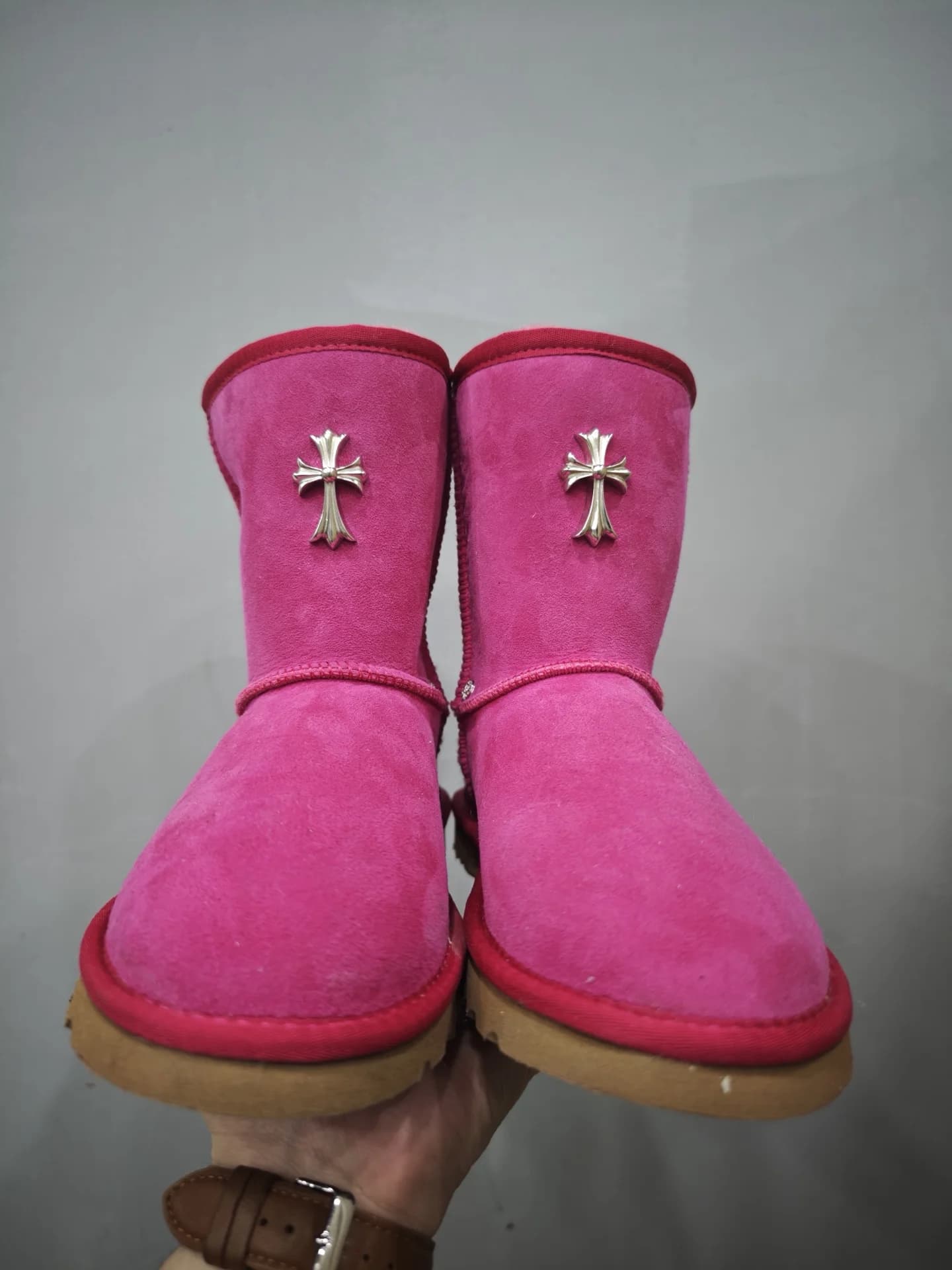 Розовые сапоги Chrome Hearts x UGG, вид спереди