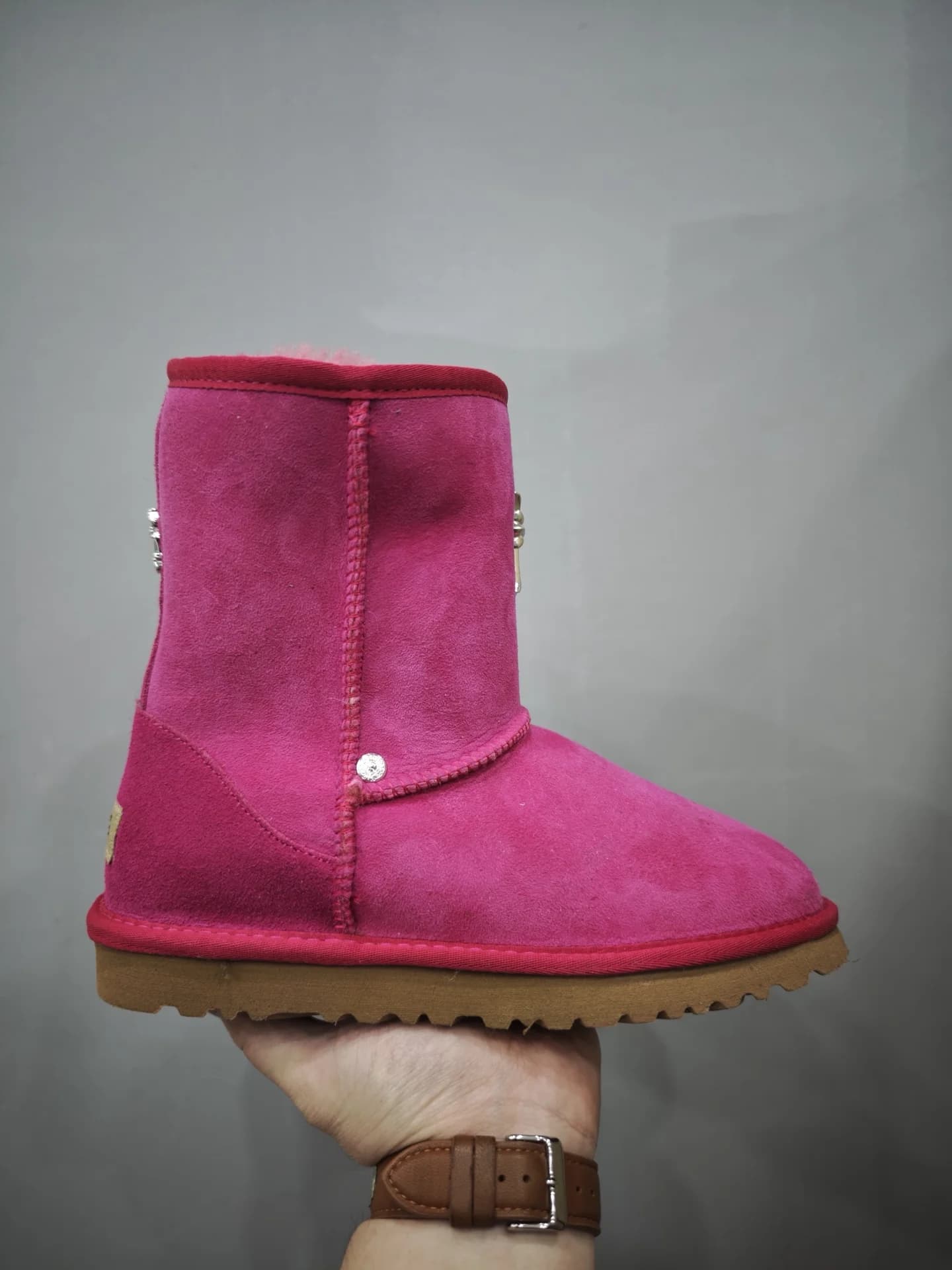 Розовые сапоги Chrome Hearts x UGG, вид сбоку