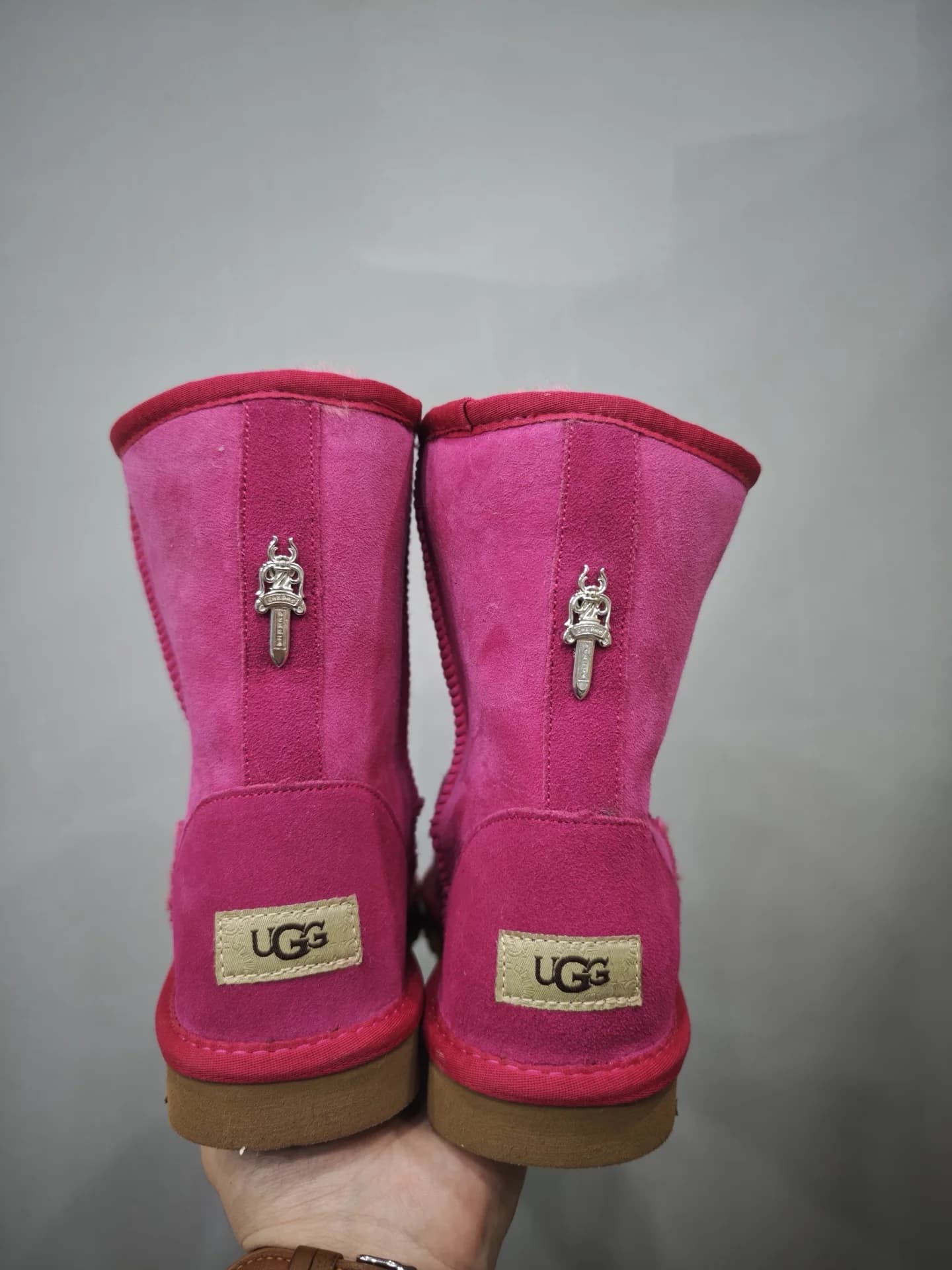 Розовые сапоги Chrome Hearts x UGG, вид сзади с фурнитурой в виде кинжала