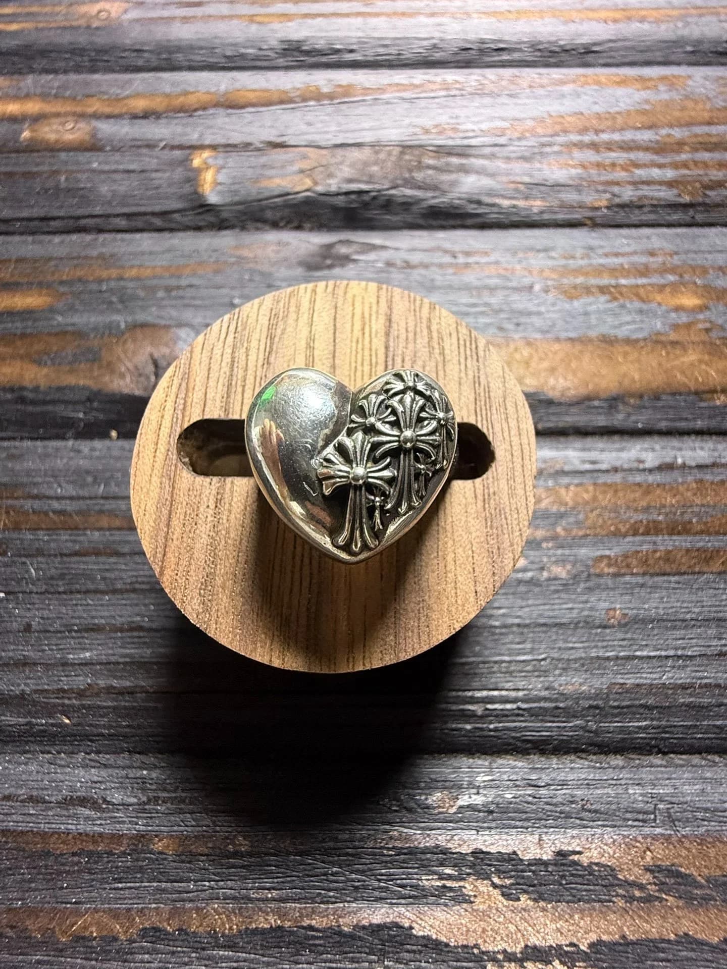 Серебряное кольцо Chrome Hearts Heart на деревянной подставке, вид спереди