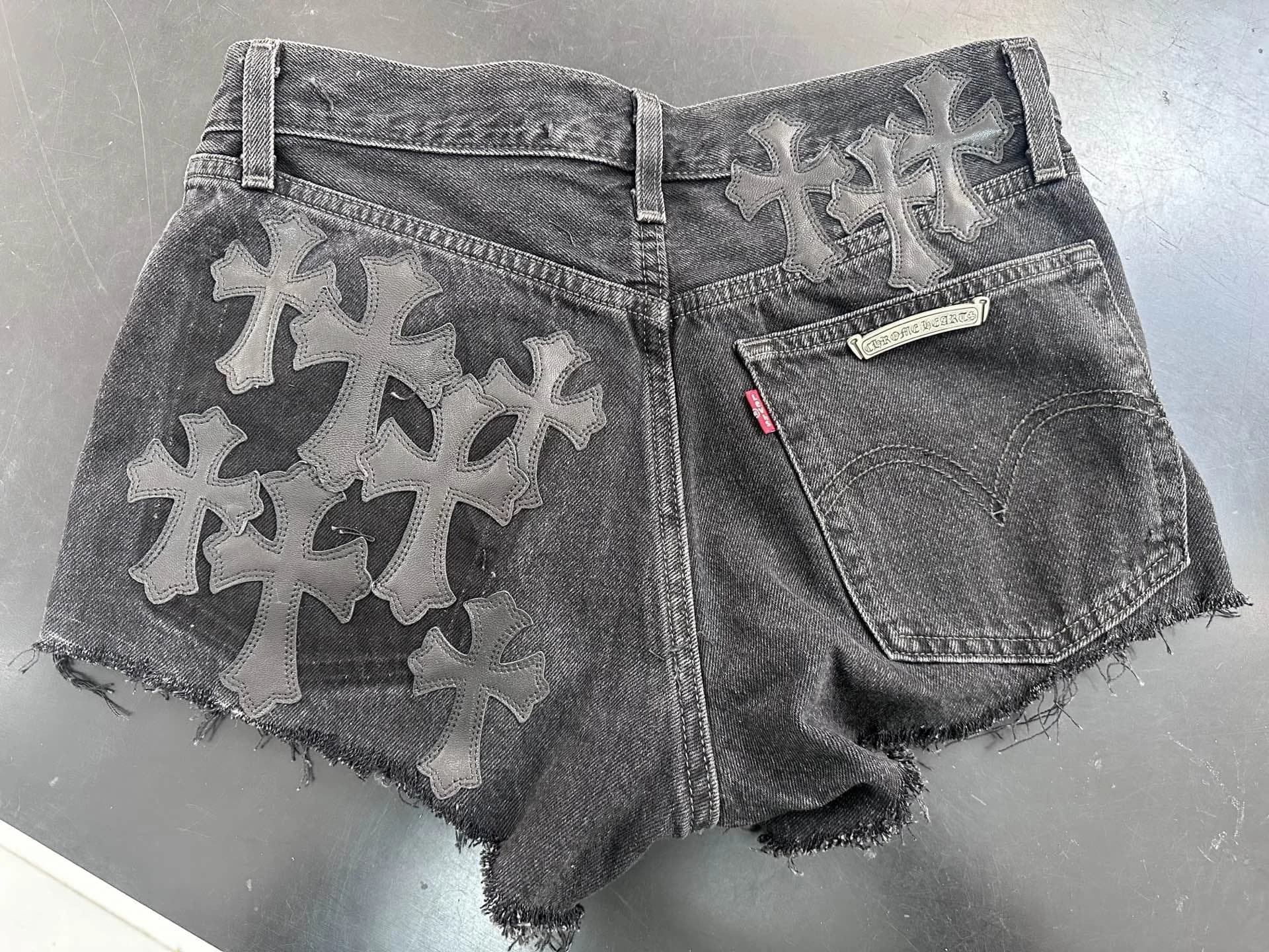 Женские джинсовые шорты Chrome Hearts Vintage 501 черно-серого цвета, вид сзади с кожаными нашивками-крестами