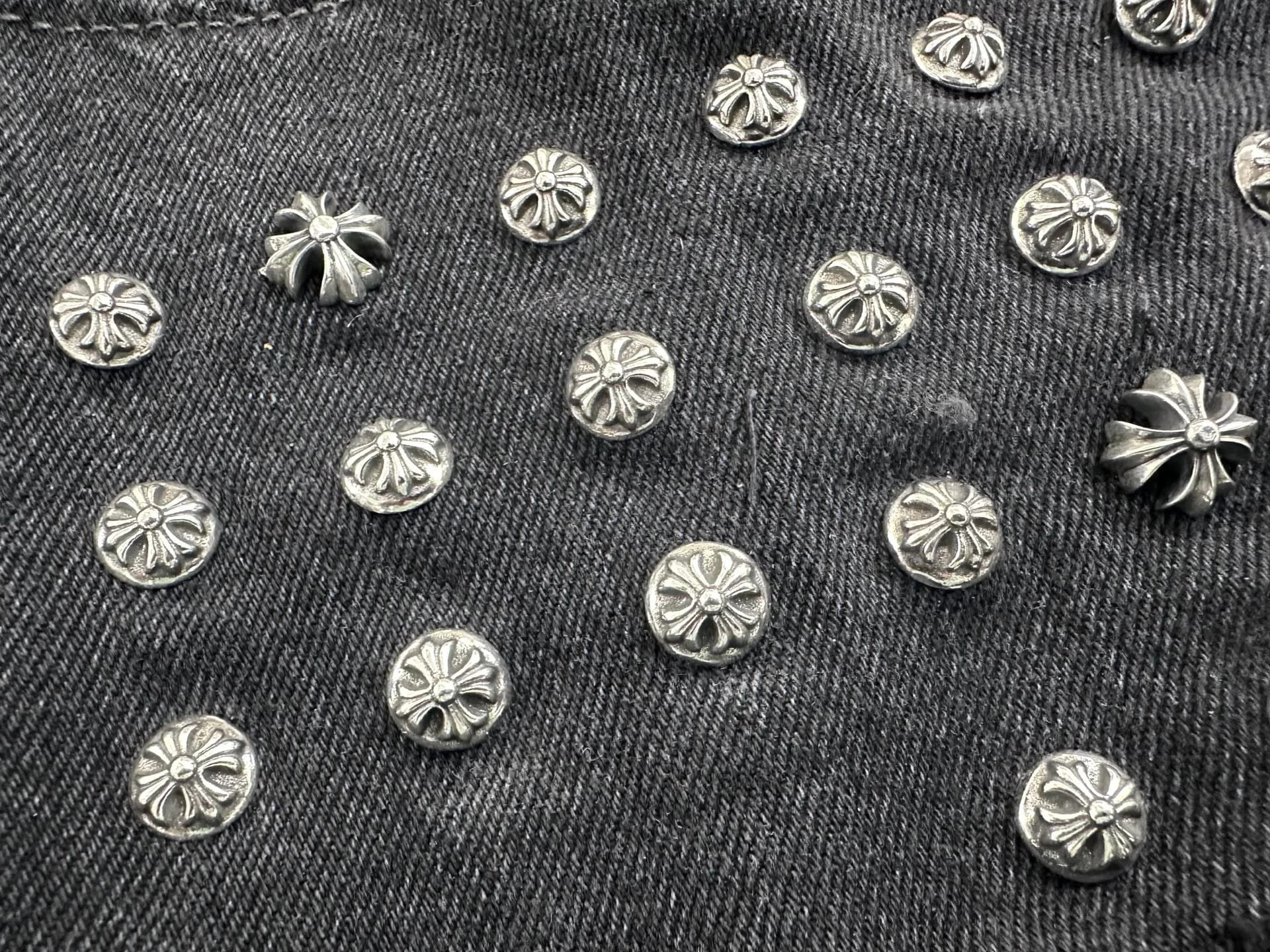 Крупный план металлических заклепок в виде крестов на шортах Chrome Hearts Vintage 501