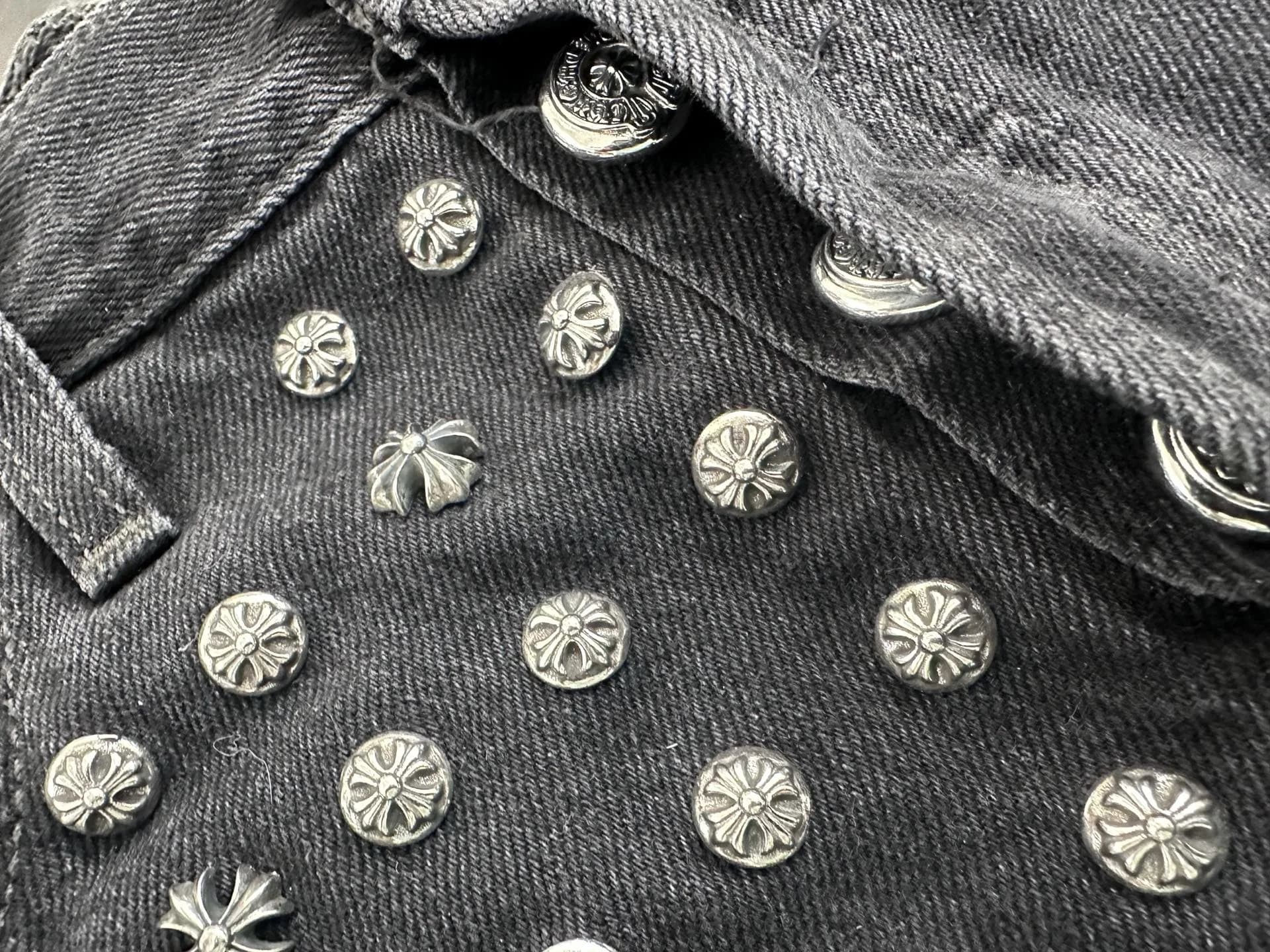Деталь передней панели шорт Chrome Hearts Vintage 501 с заклепками и пуговицей