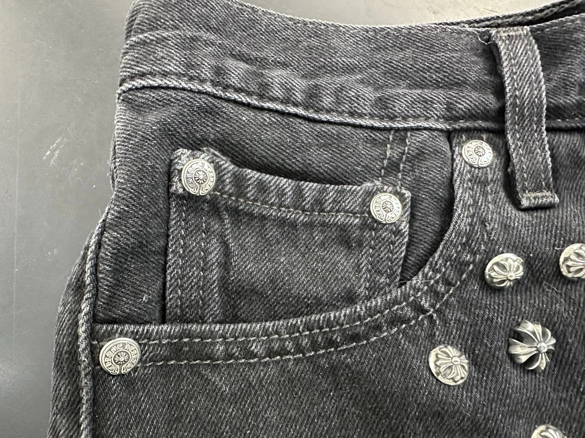 Крупный план переднего кармана шорт Chrome Hearts Vintage 501 с фирменными заклепками