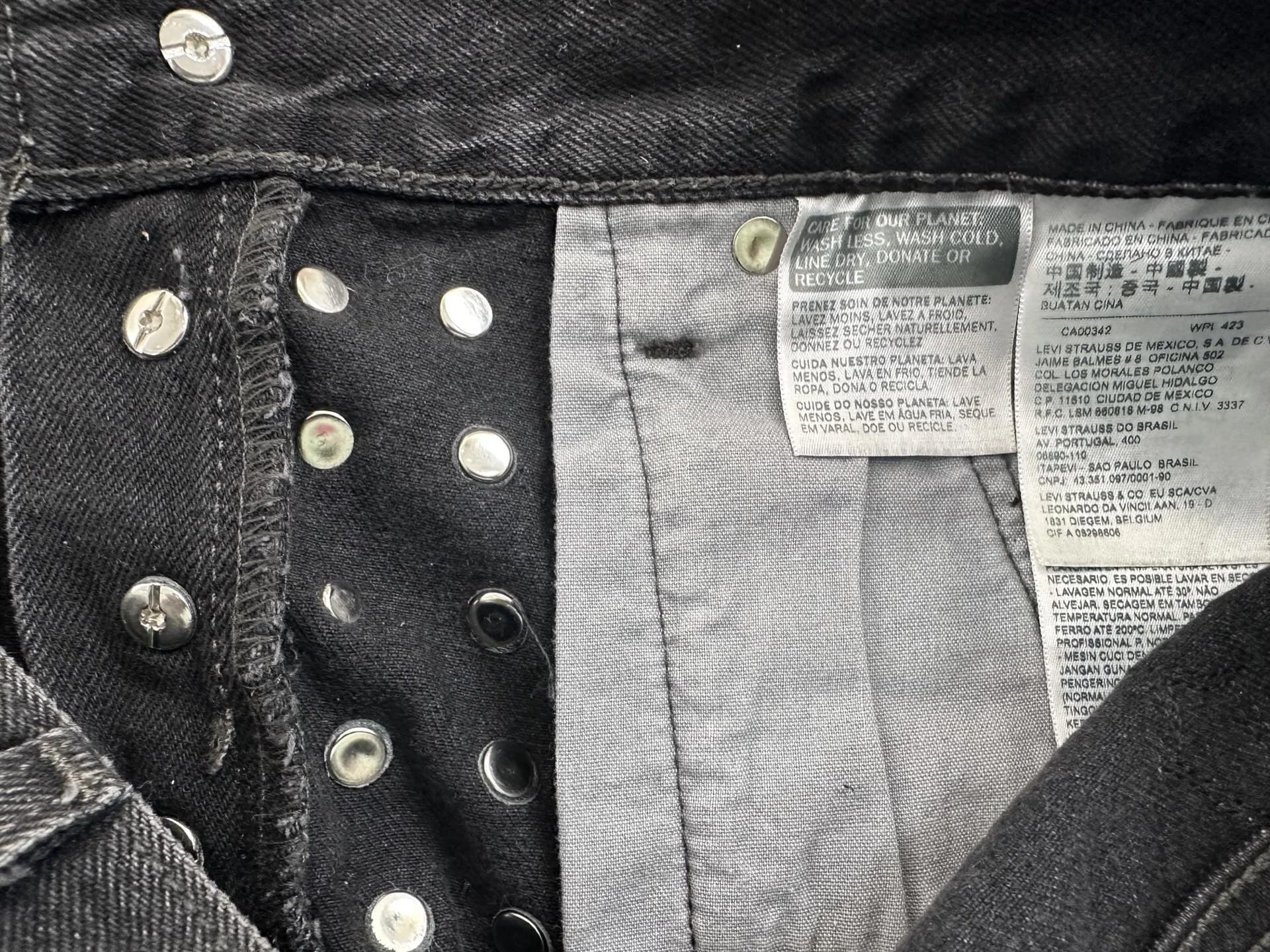 Внутренняя сторона шорт Chrome Hearts Vintage 501 с заклепками и ярлыком