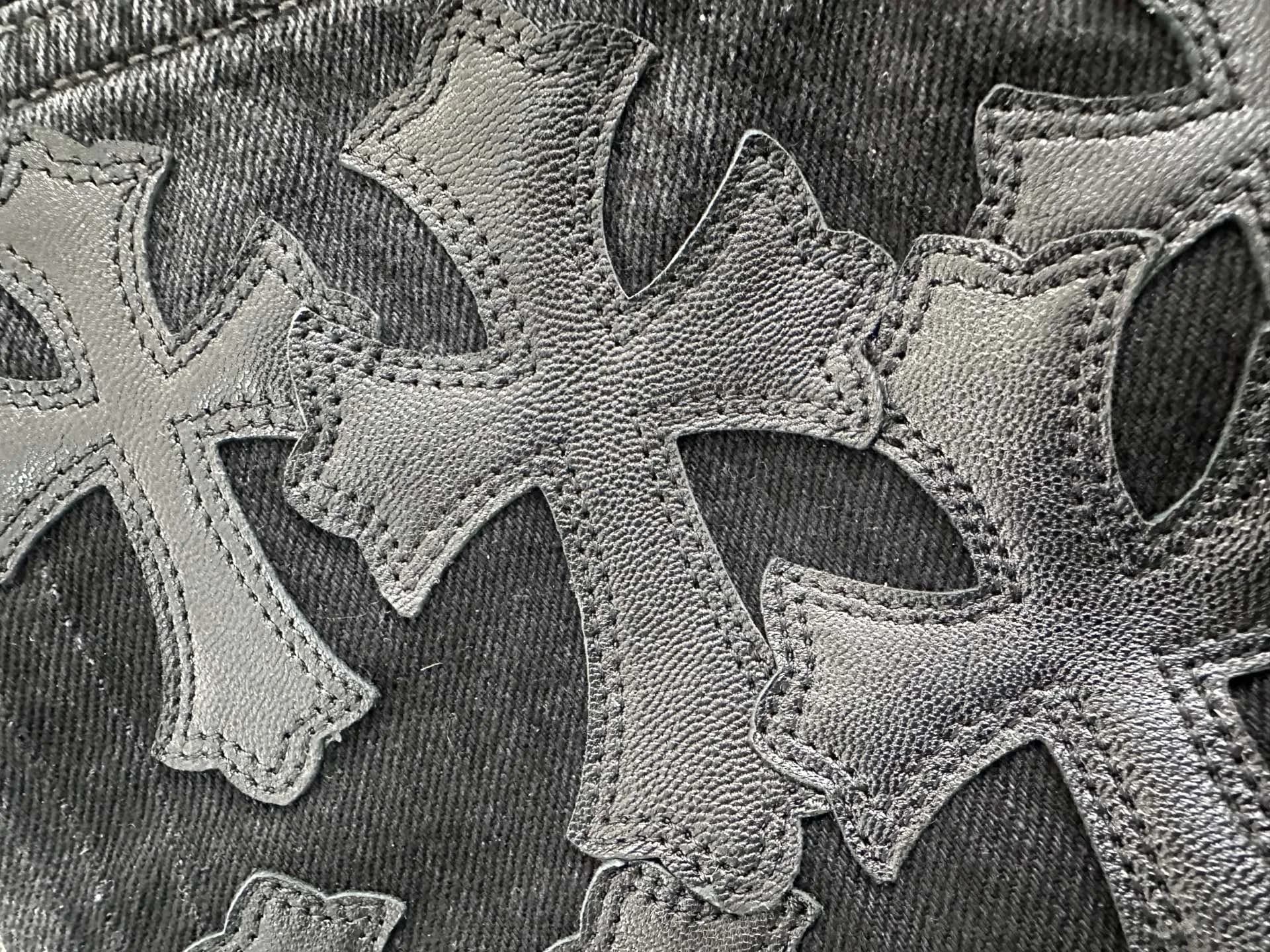 Крупный план кожаных нашивок в виде крестов на шортах Chrome Hearts Vintage 501