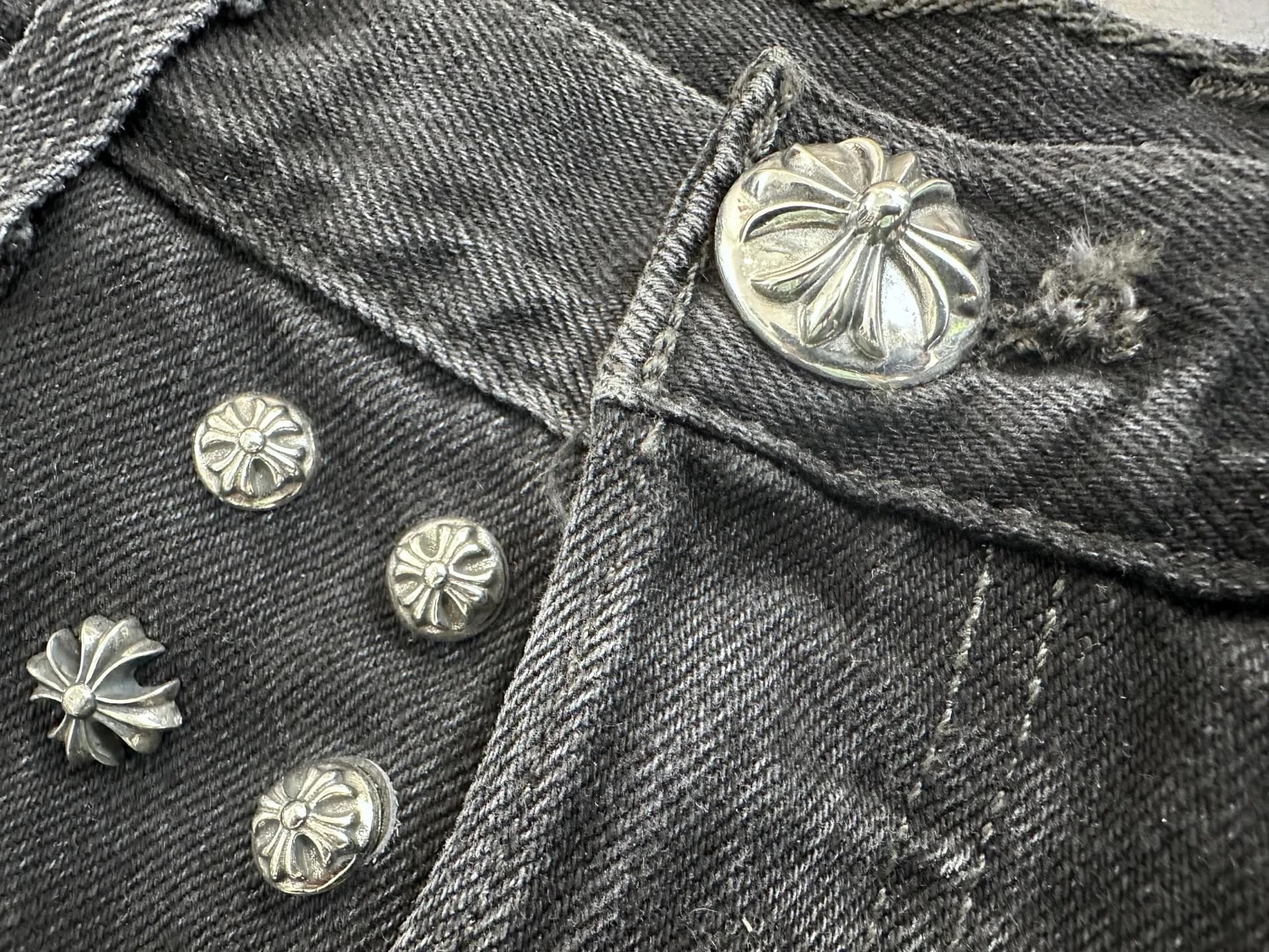 Деталь пояса шорт Chrome Hearts Vintage 501 с пуговицей-болтом из серебра