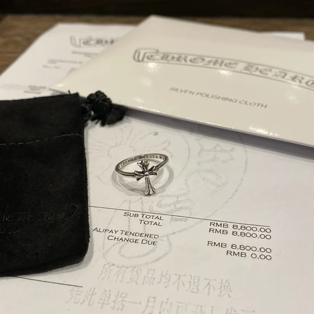 Кольцо Chrome Hearts Bubblegum Cross на товарном чеке рядом с замшевым чехлом