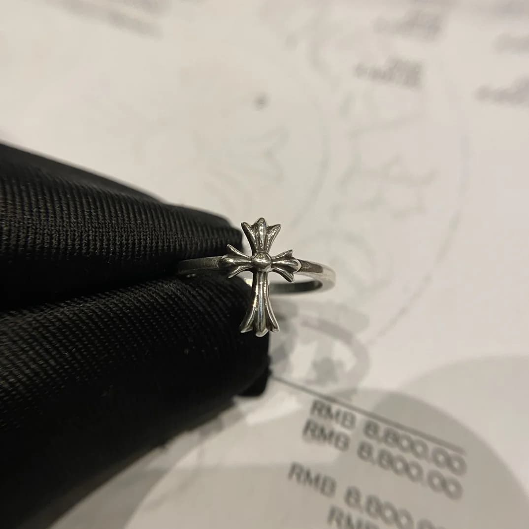 Кольцо с крестом Chrome Hearts Bubblegum Cross крупным планом