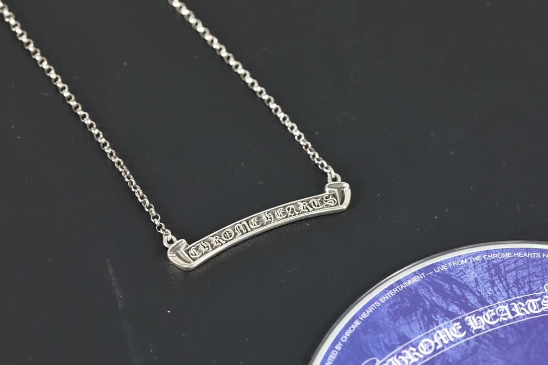 Центральная изогнутая планка колье с гравировкой логотипа Chrome Hearts