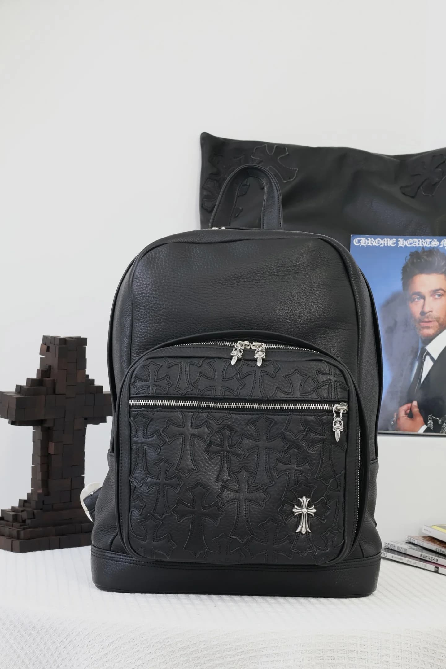 Черный кожаный рюкзак Chrome Hearts с серебряными деталями, вид спереди