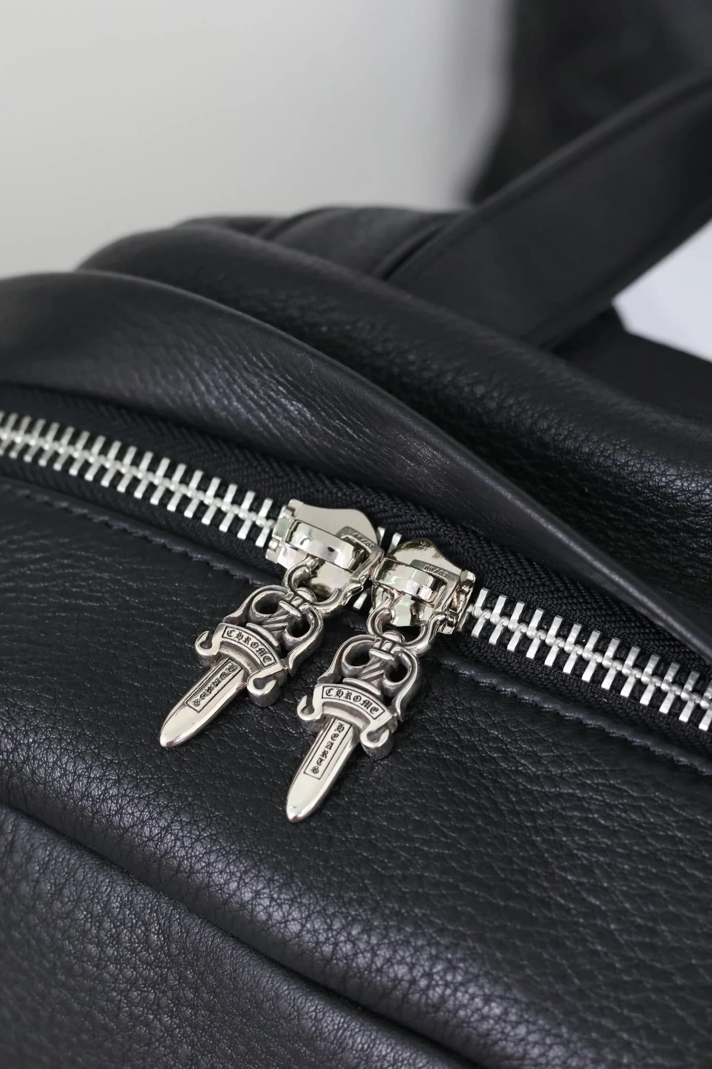 Двойные серебряные бегунки Dagger на основном отделении