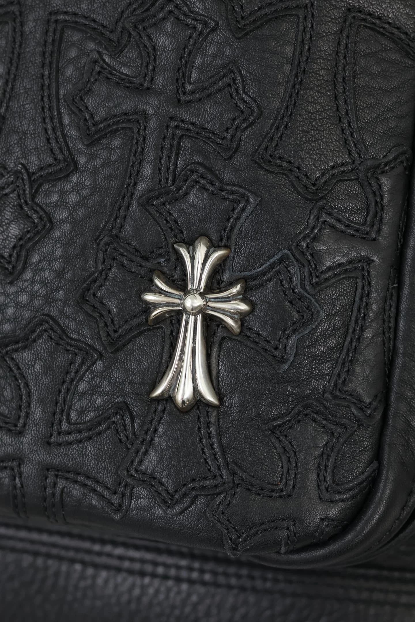 Деталь серебряного креста CH Cross на кожаной нашивке кармана