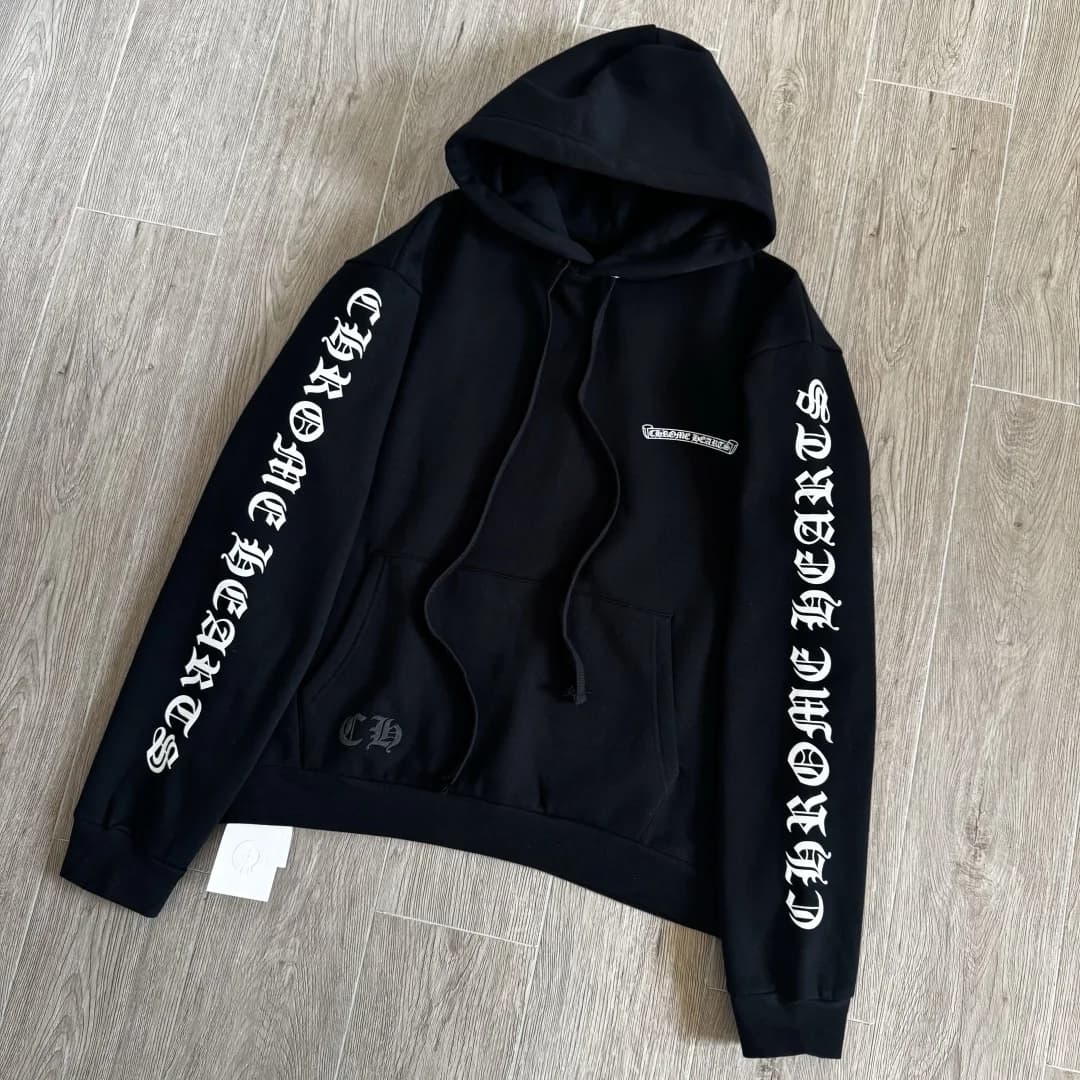 Черное худи Chrome Hearts с капюшоном, вид спереди под углом