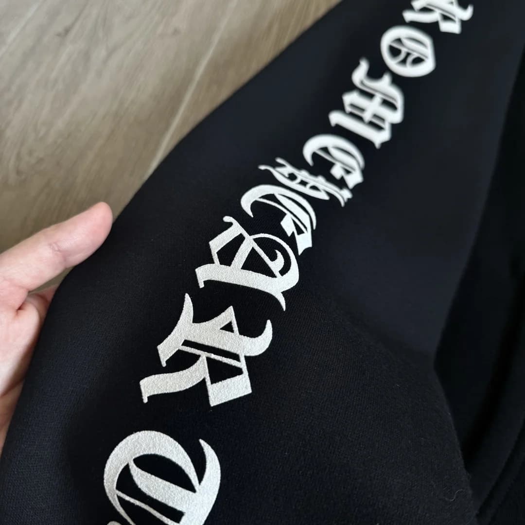 Принт с готическим шрифтом Chrome Hearts на рукаве