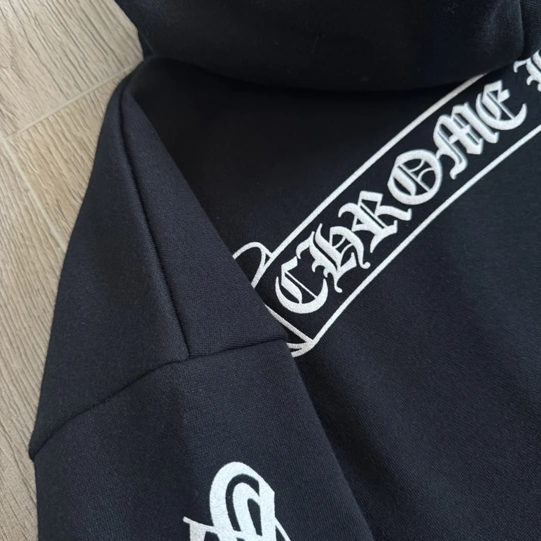 Деталь кроя и принт на спинке худи Chrome Hearts