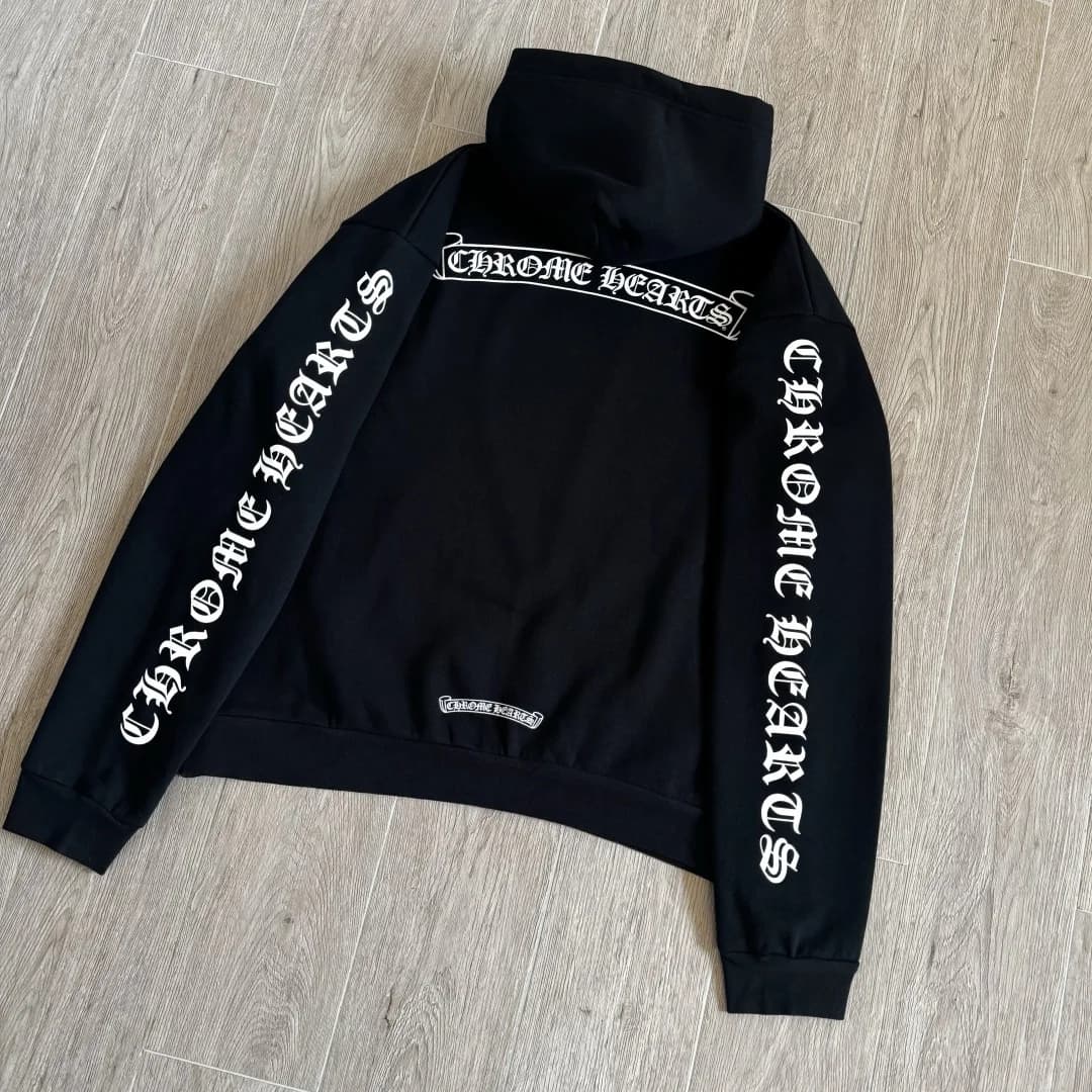Черное худи Chrome Hearts с капюшоном, вид сзади под углом