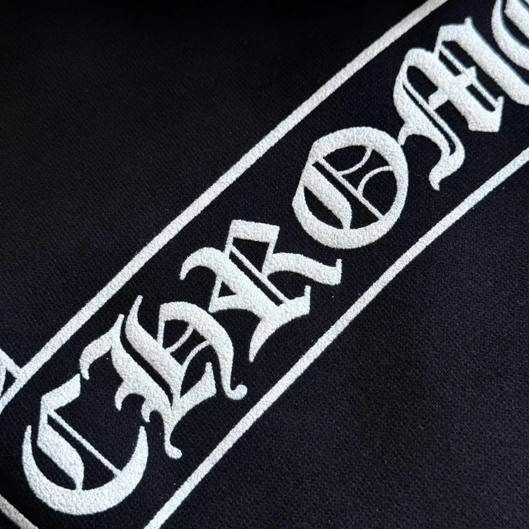 Контрастный готический принт Chrome Hearts крупным планом