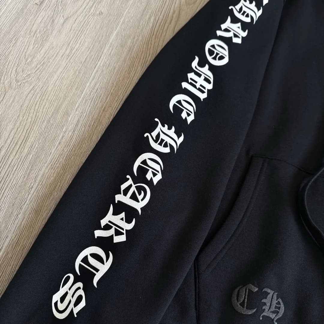 Принт на рукаве и вышивка CH на кармане худи Chrome Hearts